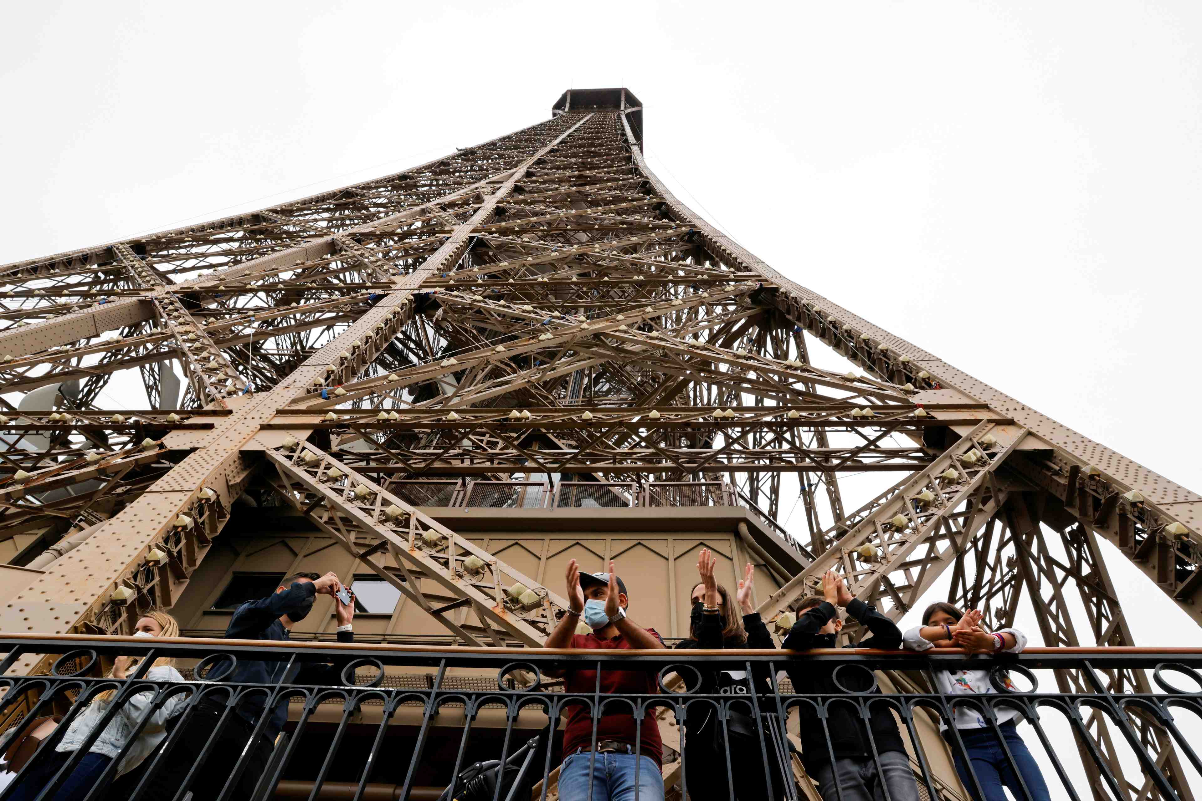 France: le port du masque a nouveau obligatoire dans certains lieux exterieurs a paris