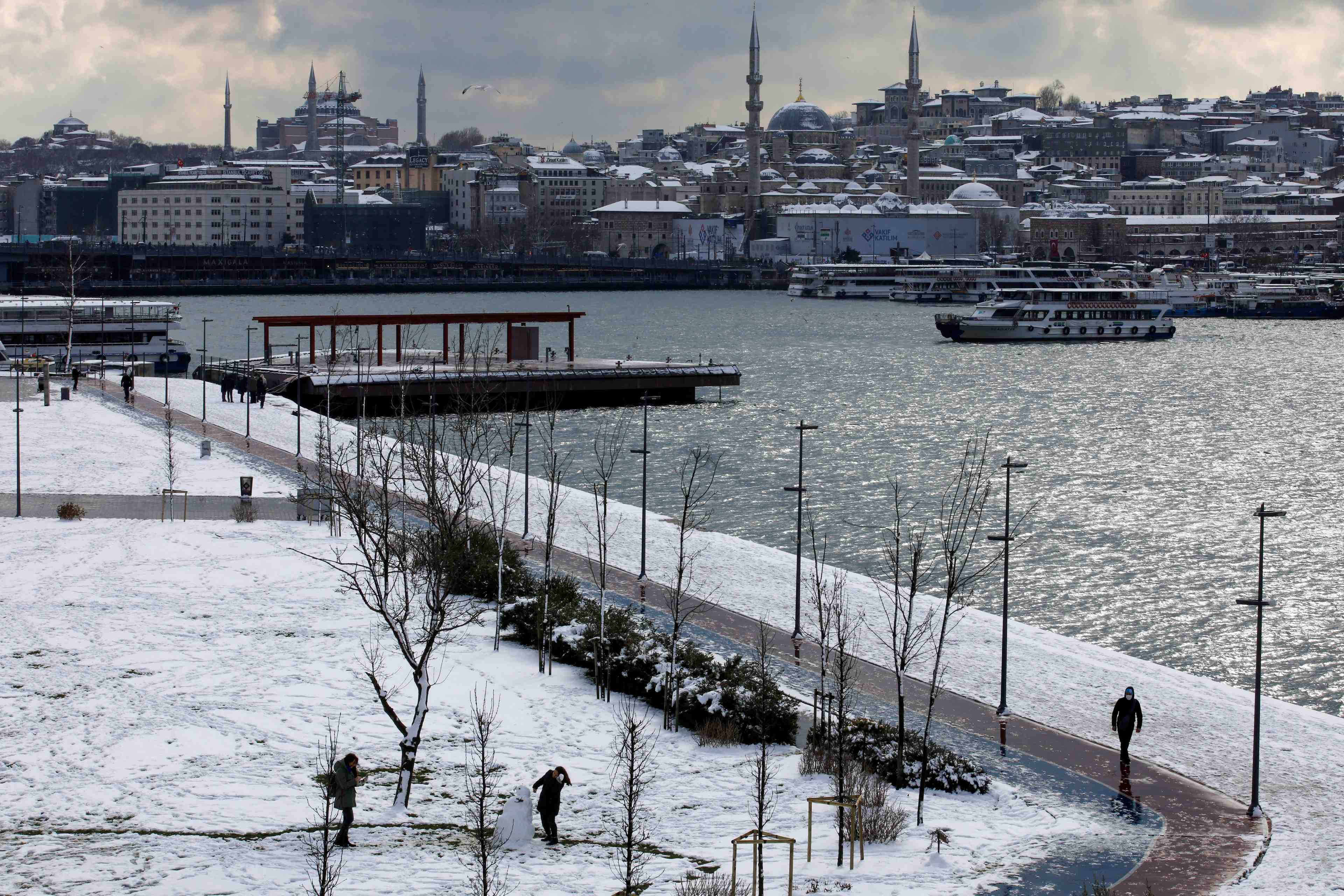 Chutes de neige en turquie et en grece, trafic interrompu a l'aeroport d'istanbul