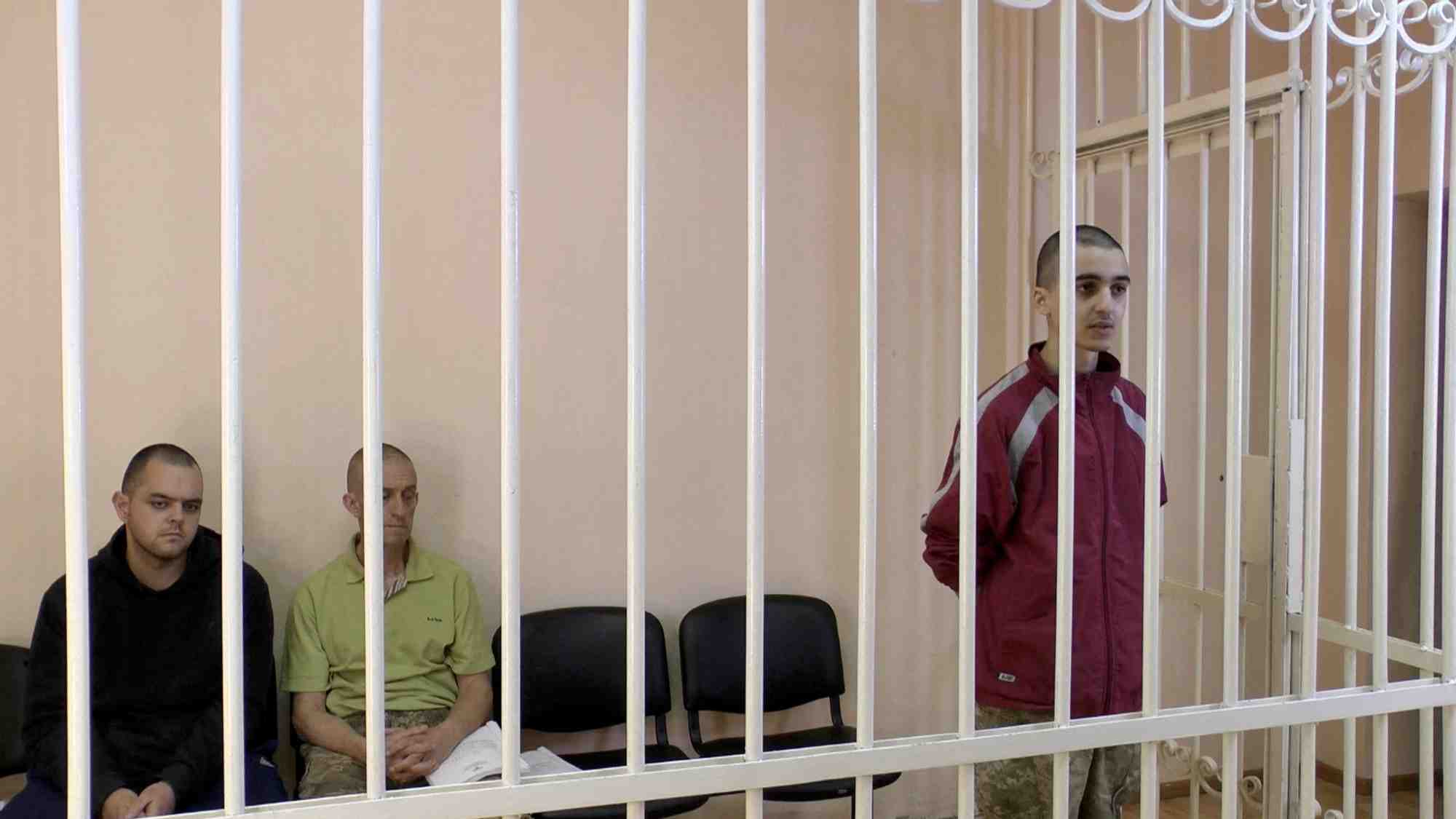 Paris denonce la condamnation a mort de trois combattants etrangers dans le donbass