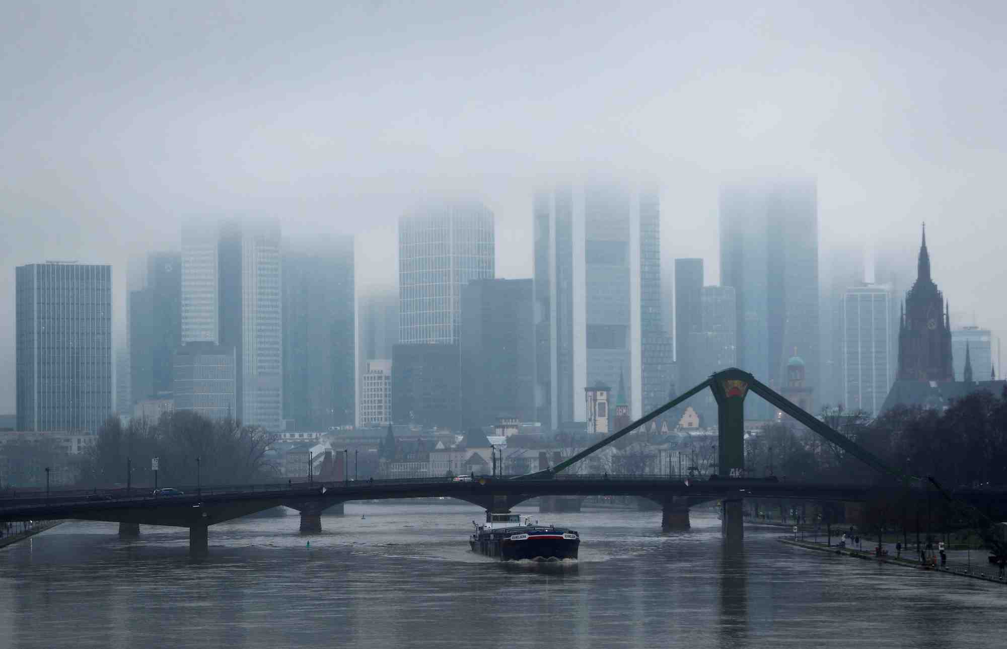 Photo d'archives des gratte-ciel du quartier d'affaires de francfort