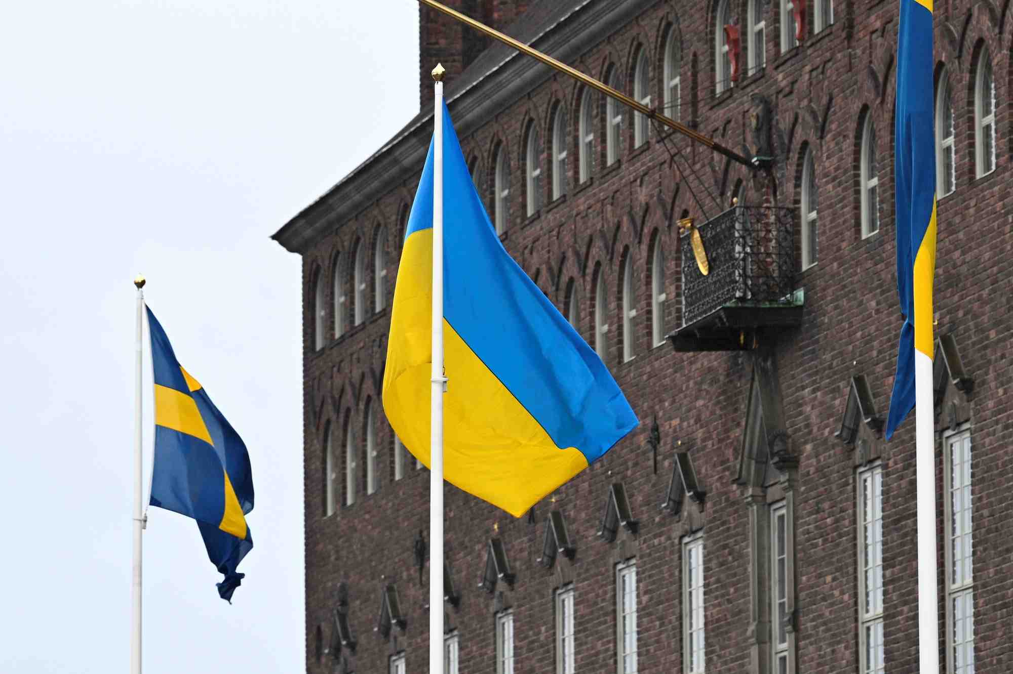 Le drapeau de l'ukraine flotte au vent a l'hotel de ville de stockholm