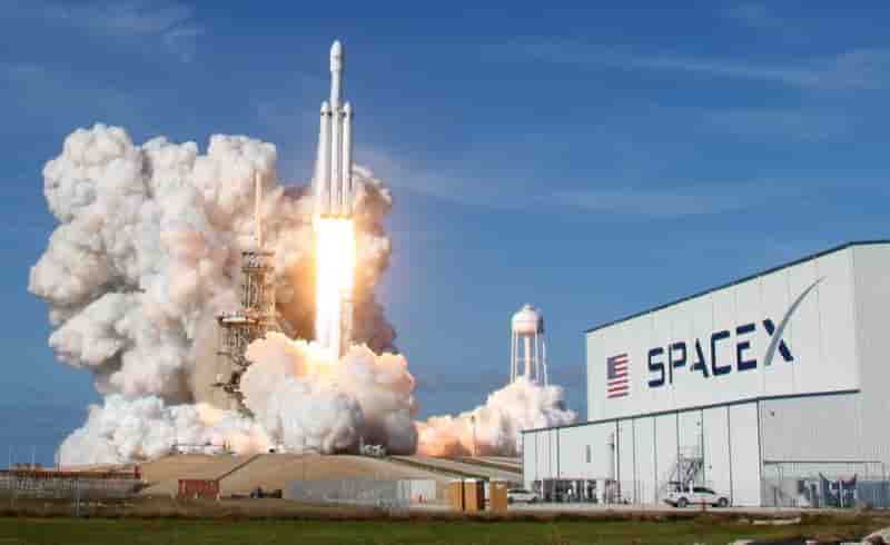 Spacex s'apprete a lancer une nouvelle version de sa fusee falcon 9