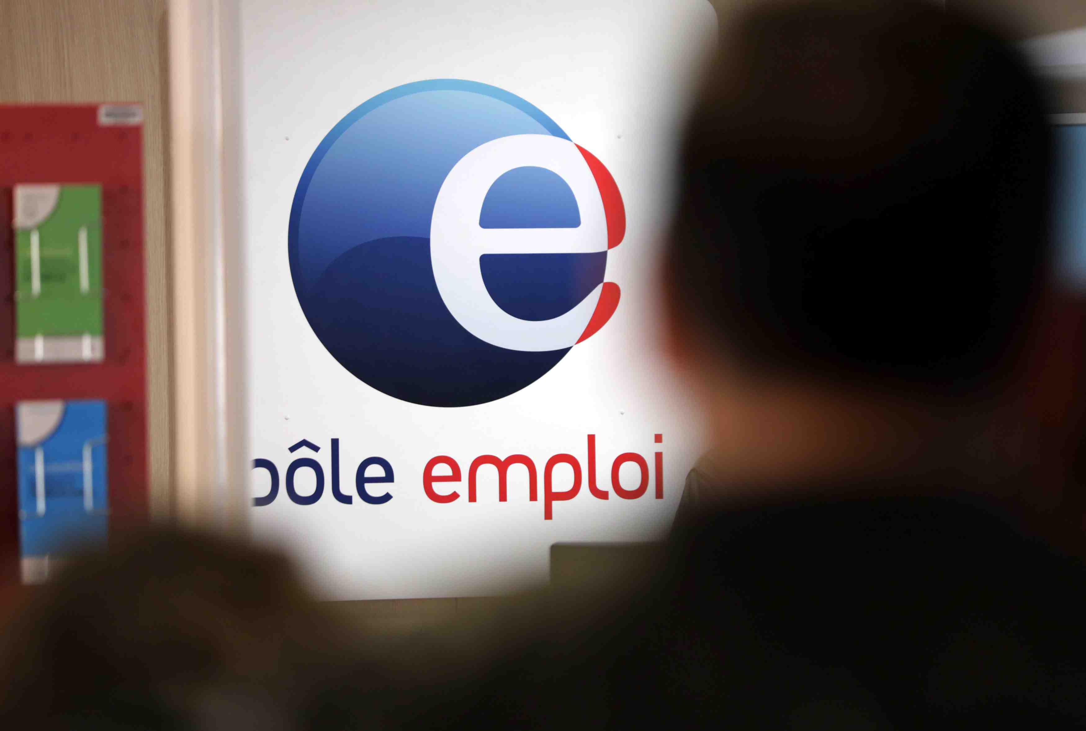 Net recul du chomage, les specialistes prudents