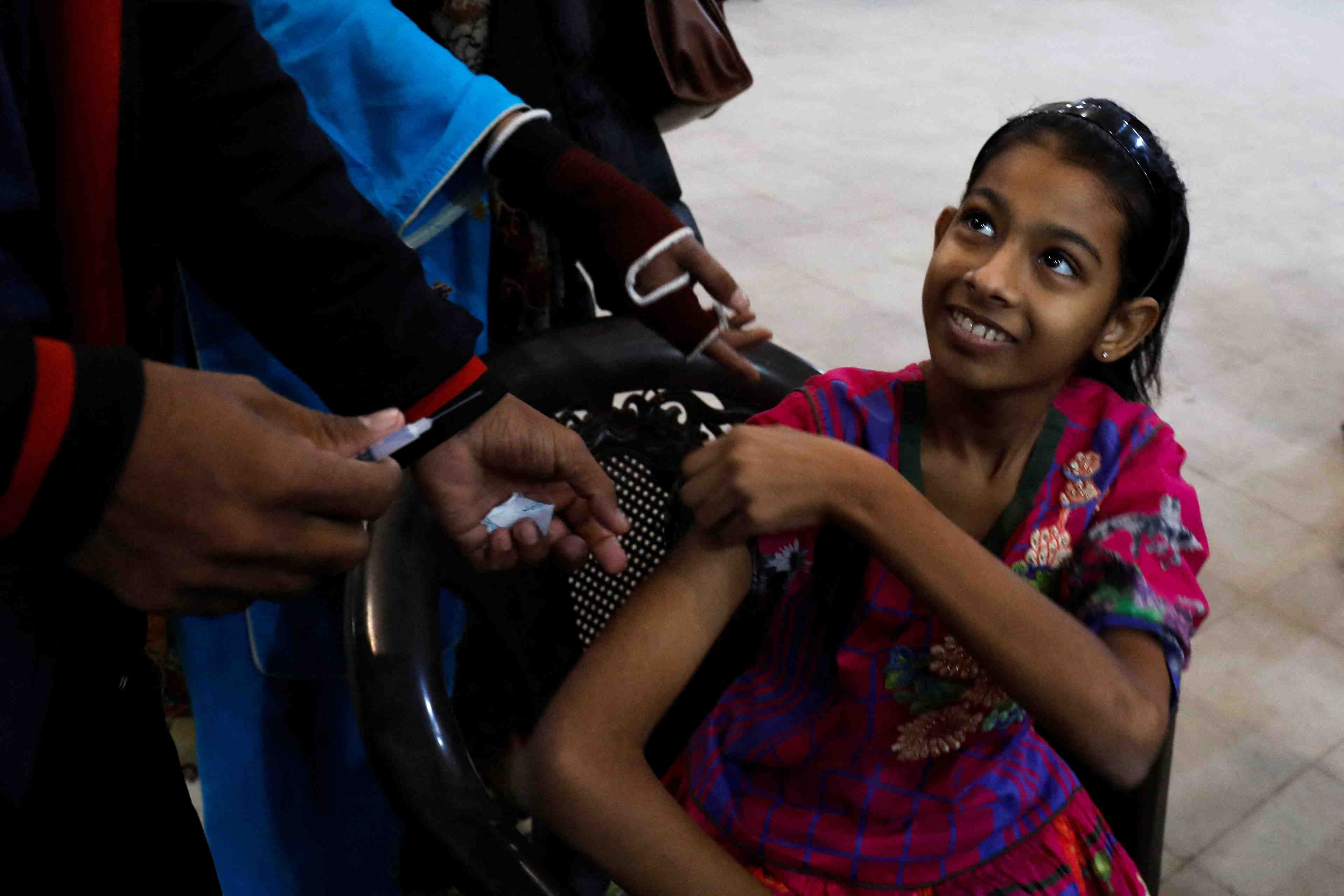Coronavirus: porte-a-porte pour vacciner les femmes a karachi
