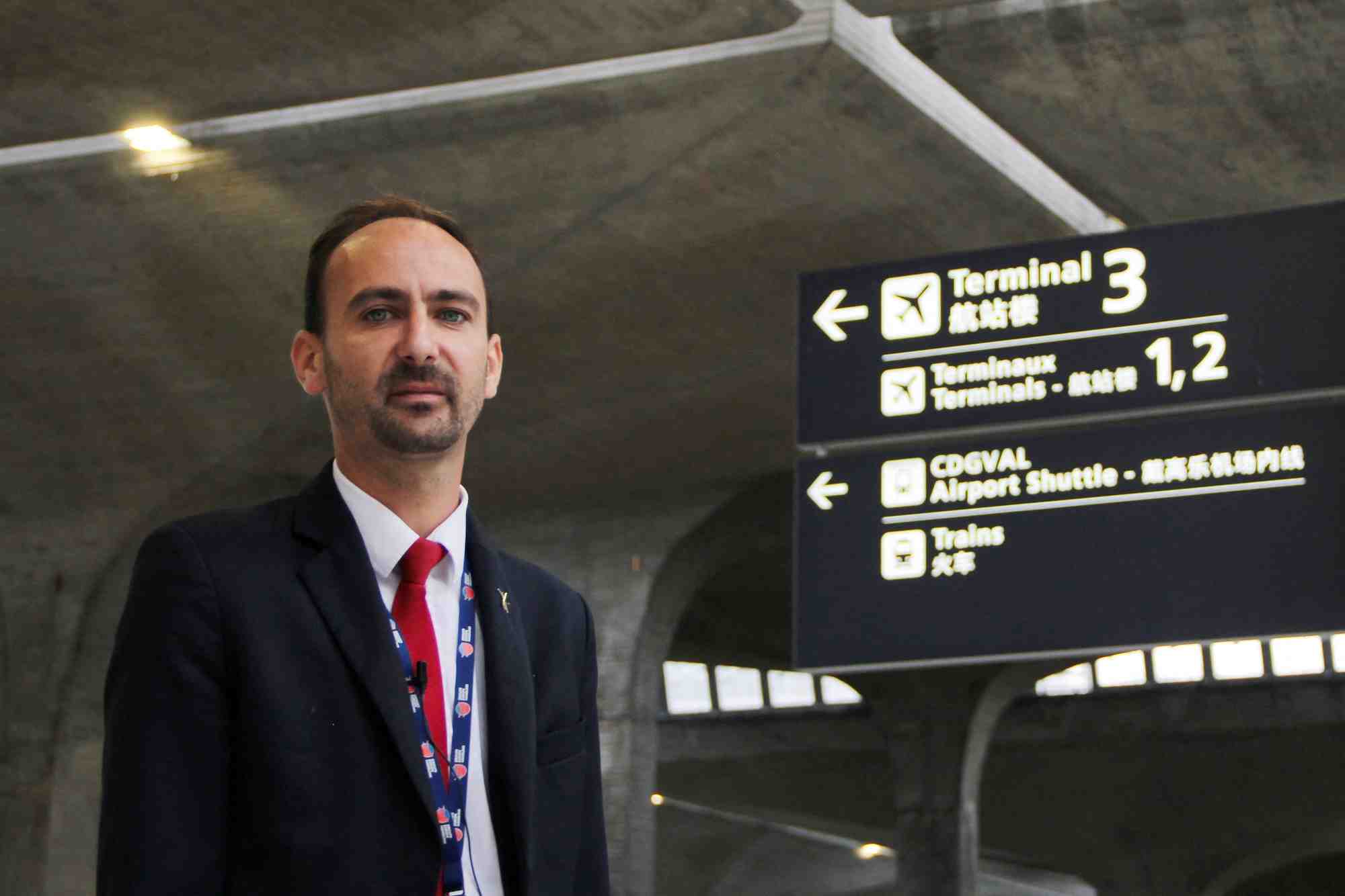 "on est travailleurs pauvres" : un agent d'escale de roissy crie sa colere