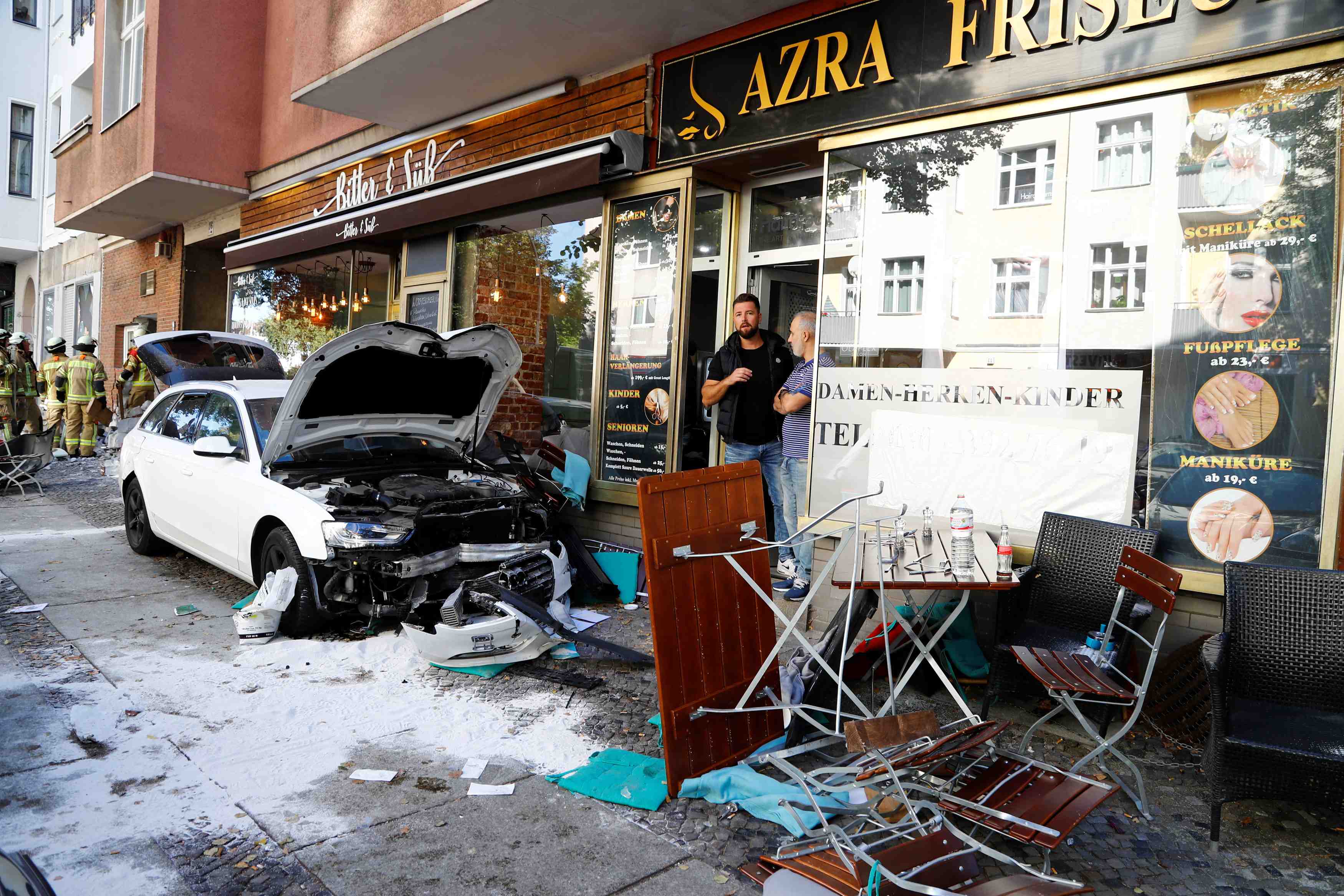 Une voiture precipitee dans un cafe de berlin, des blesses