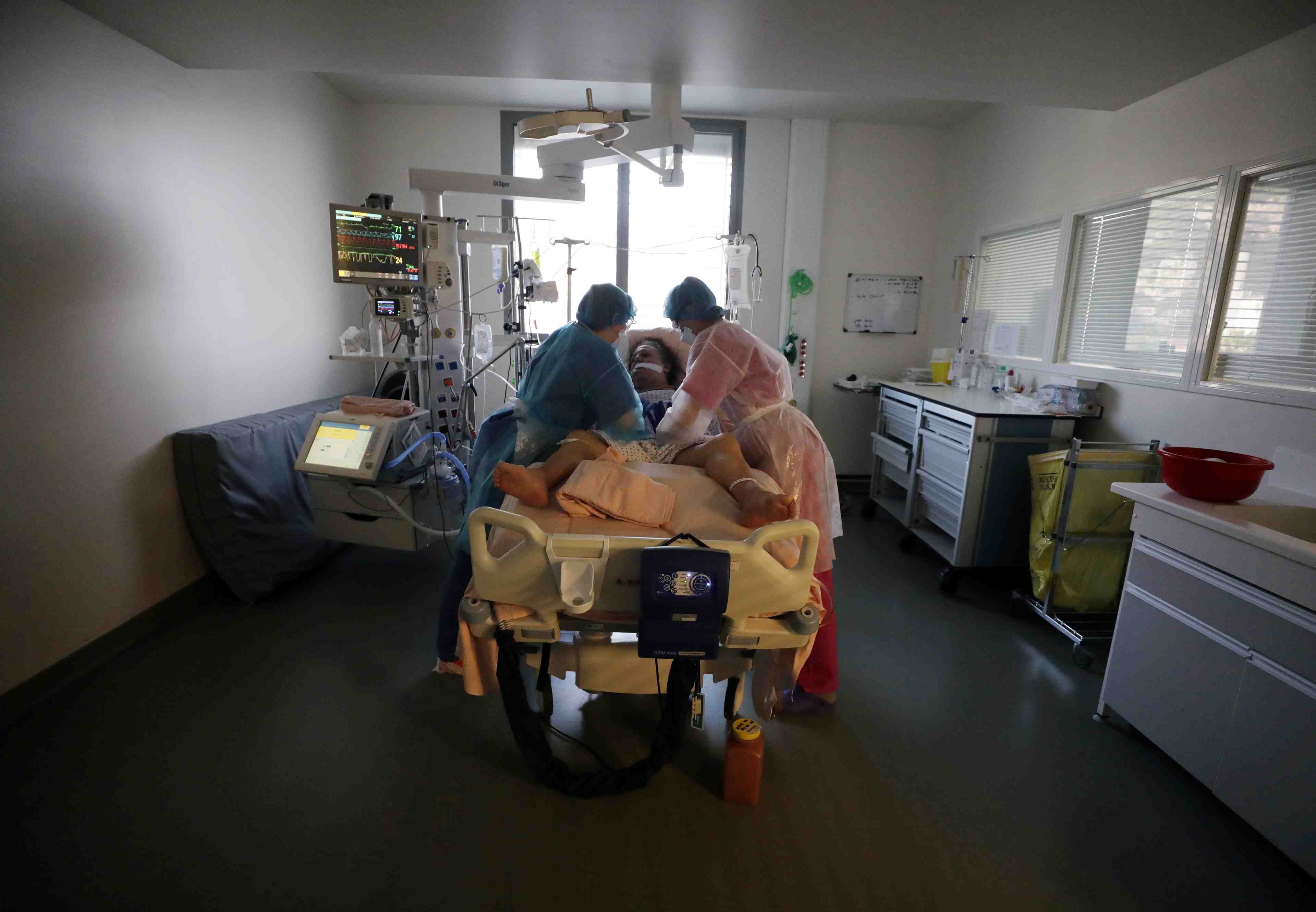 Coronavirus: moins de 4.000 patients en reanimation en france, 12.459 cas de plus en 24 heures