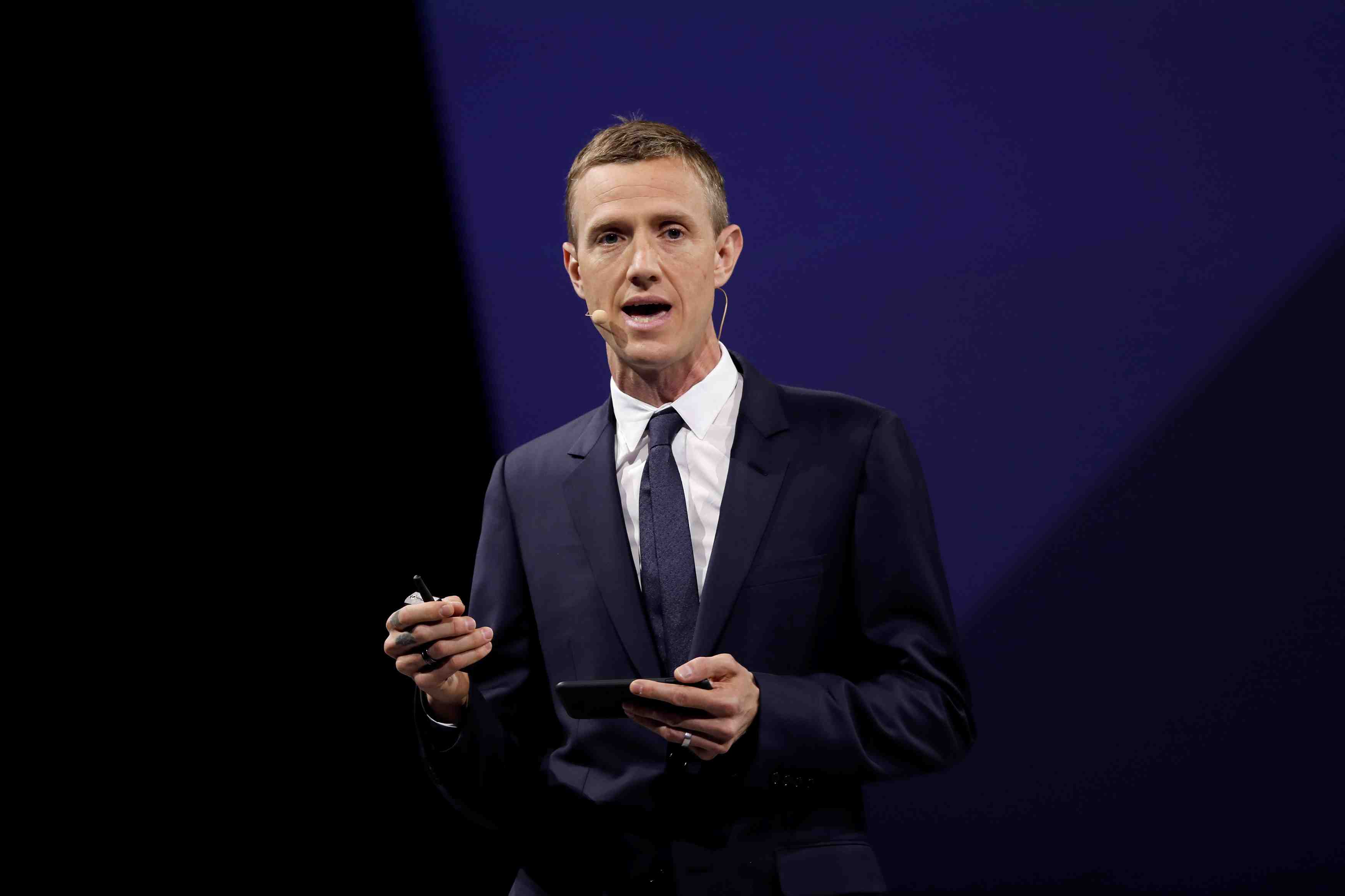 Lvmh perd ian rogers, doit retoucher son equipe chargee du numerique