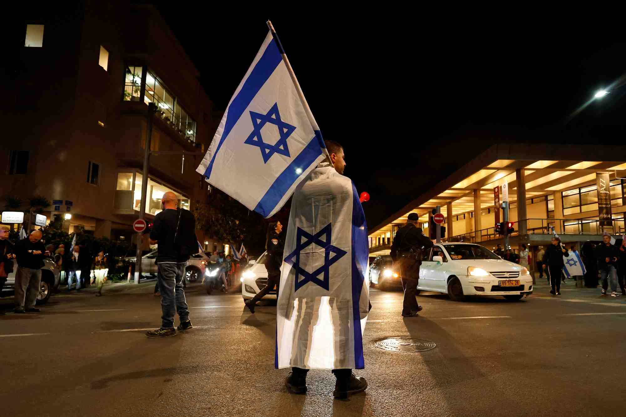 Un israelien manifeste contre la nouvelle coalition de droite du premier ministre israelien benjamin netanyahu