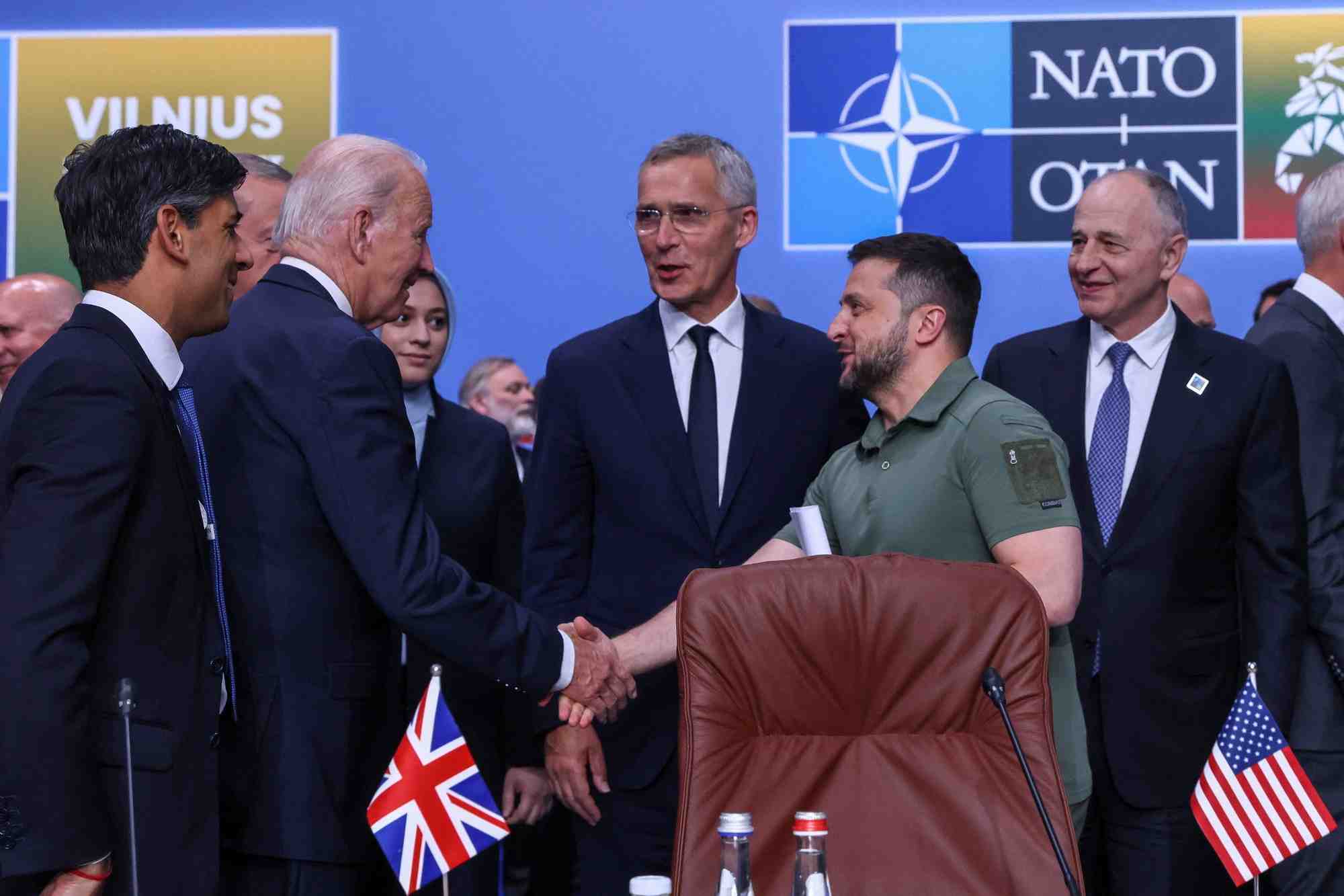 Photo de joe biden, volodimir zelensky, jens stoltenberg et rishi sunak lors d'une reunion du conseil otan-ukraine a vilnius