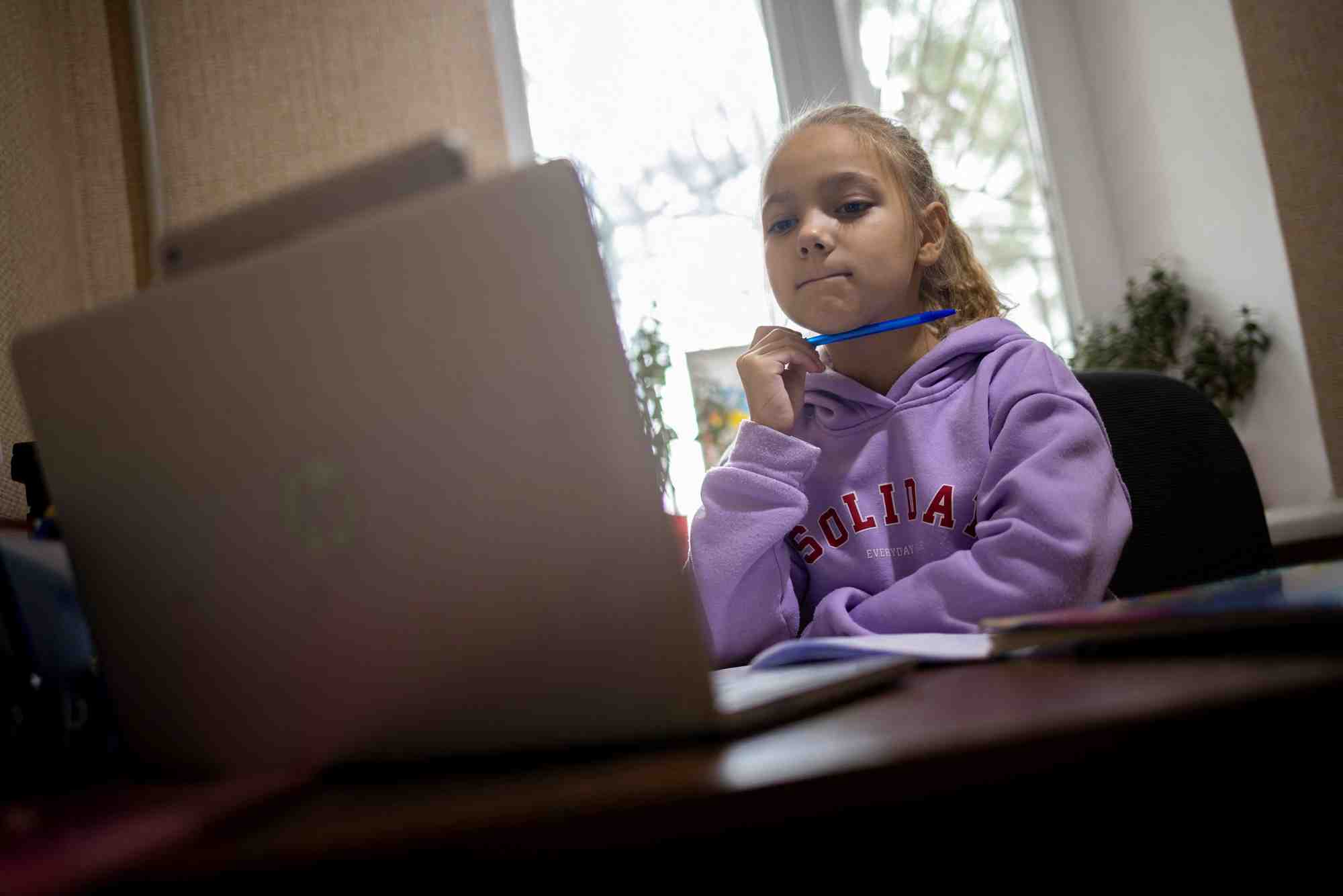 Une eleve ukrainienne assiste a un cours en ligne
