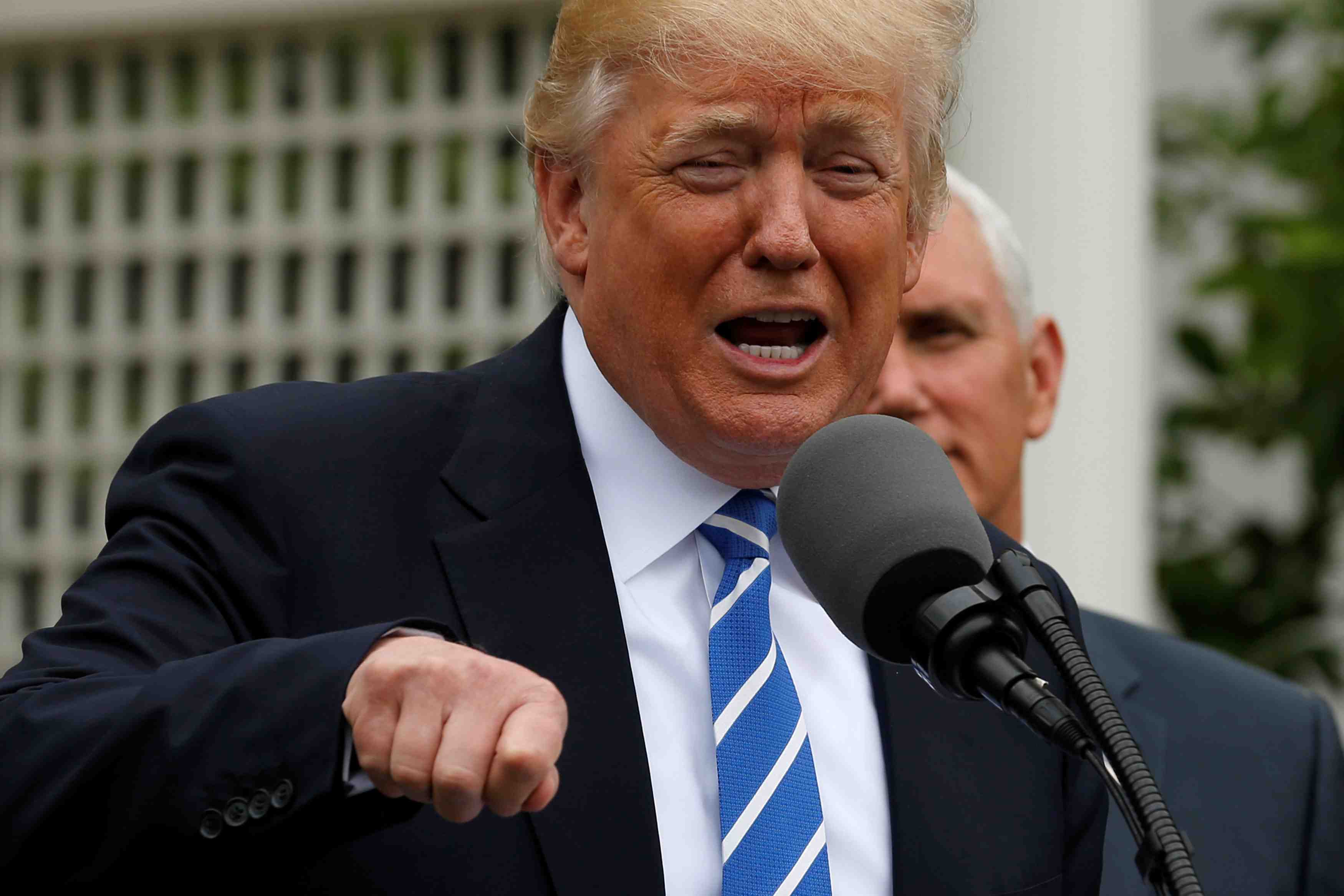 Trump dit envisager de reformer les banques