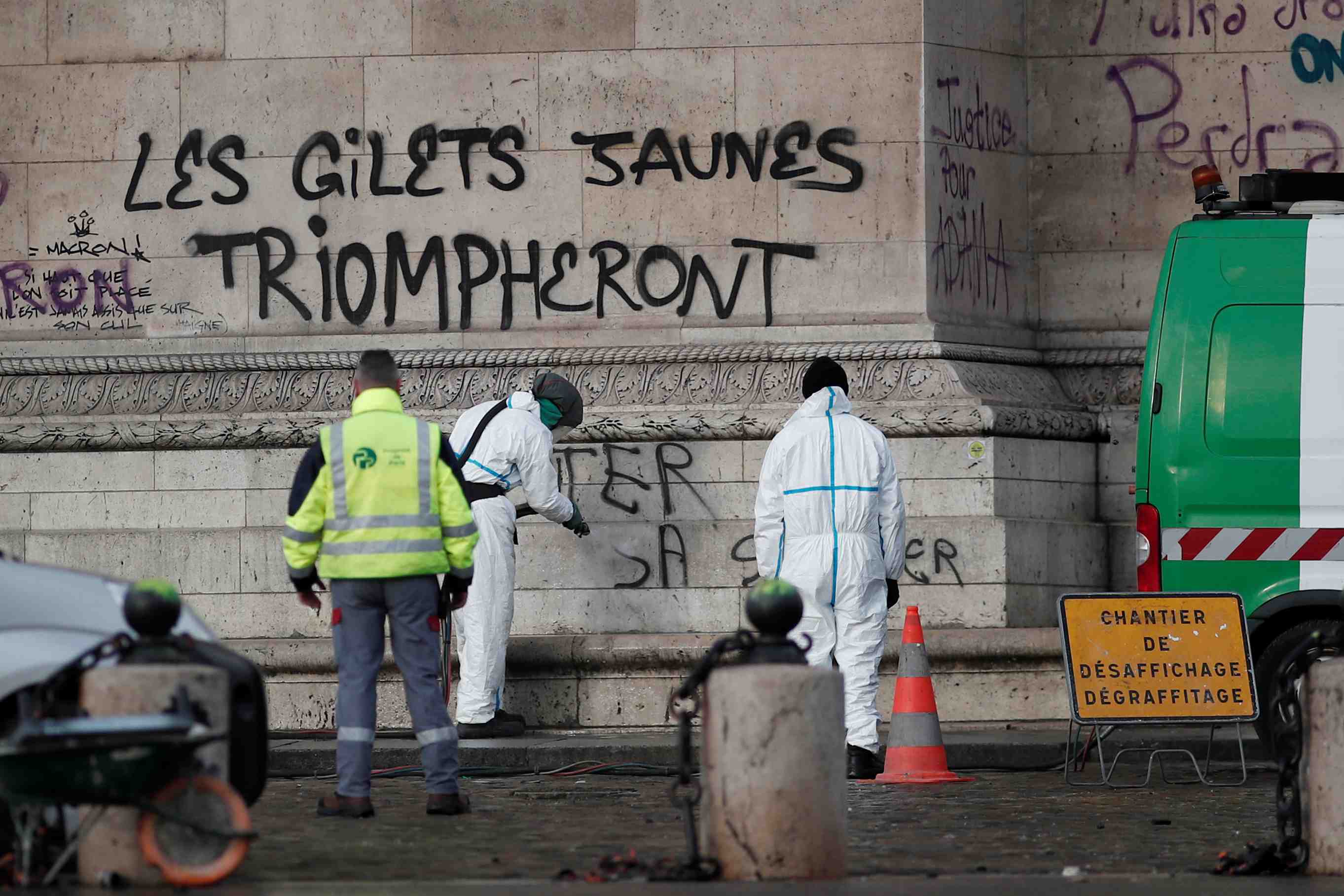 Treize mises en examen pour le pillage de l'arc de triomphe