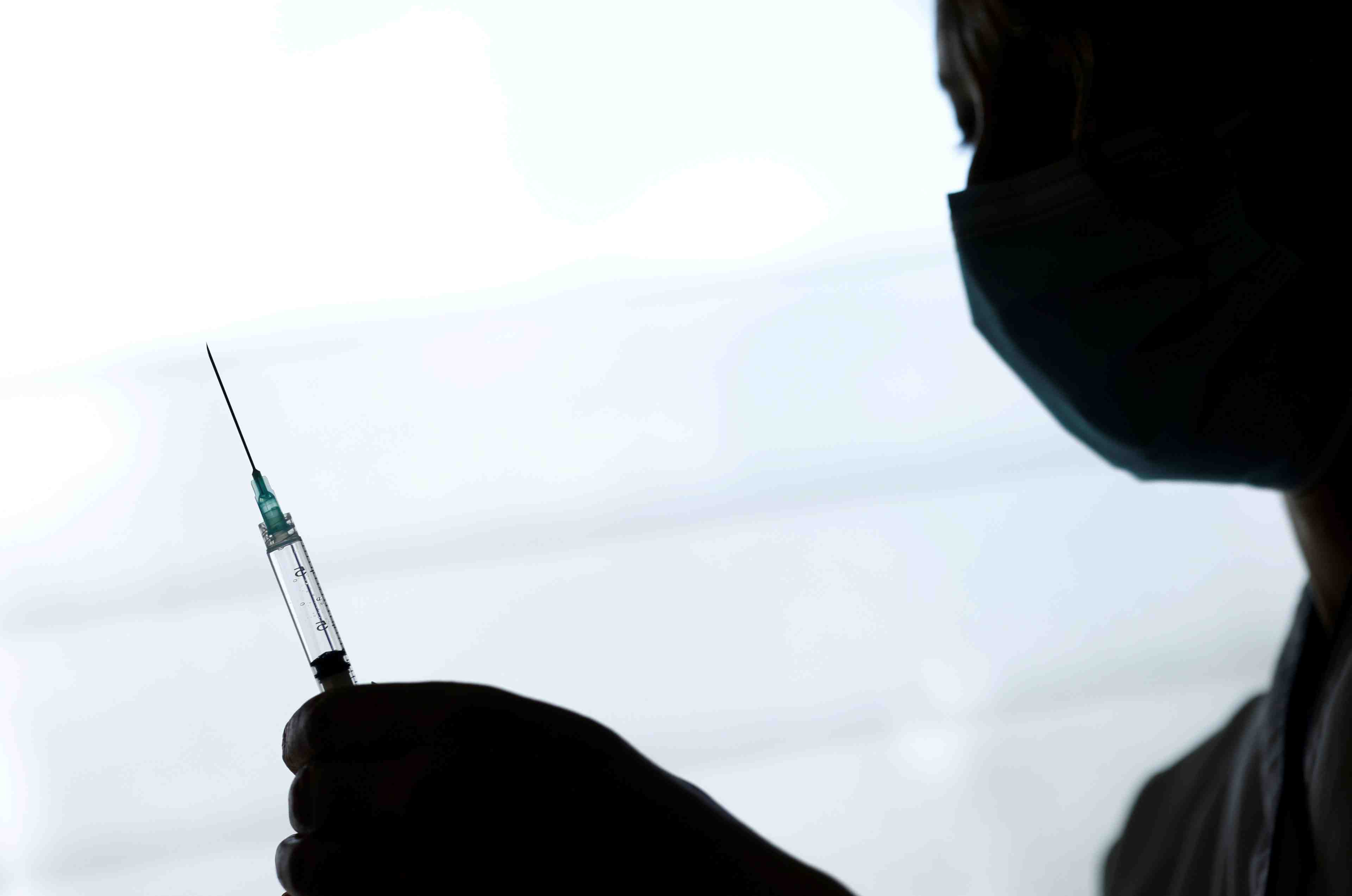 France: plus de 6,8 millions de personnes vaccinees contre le covid-19