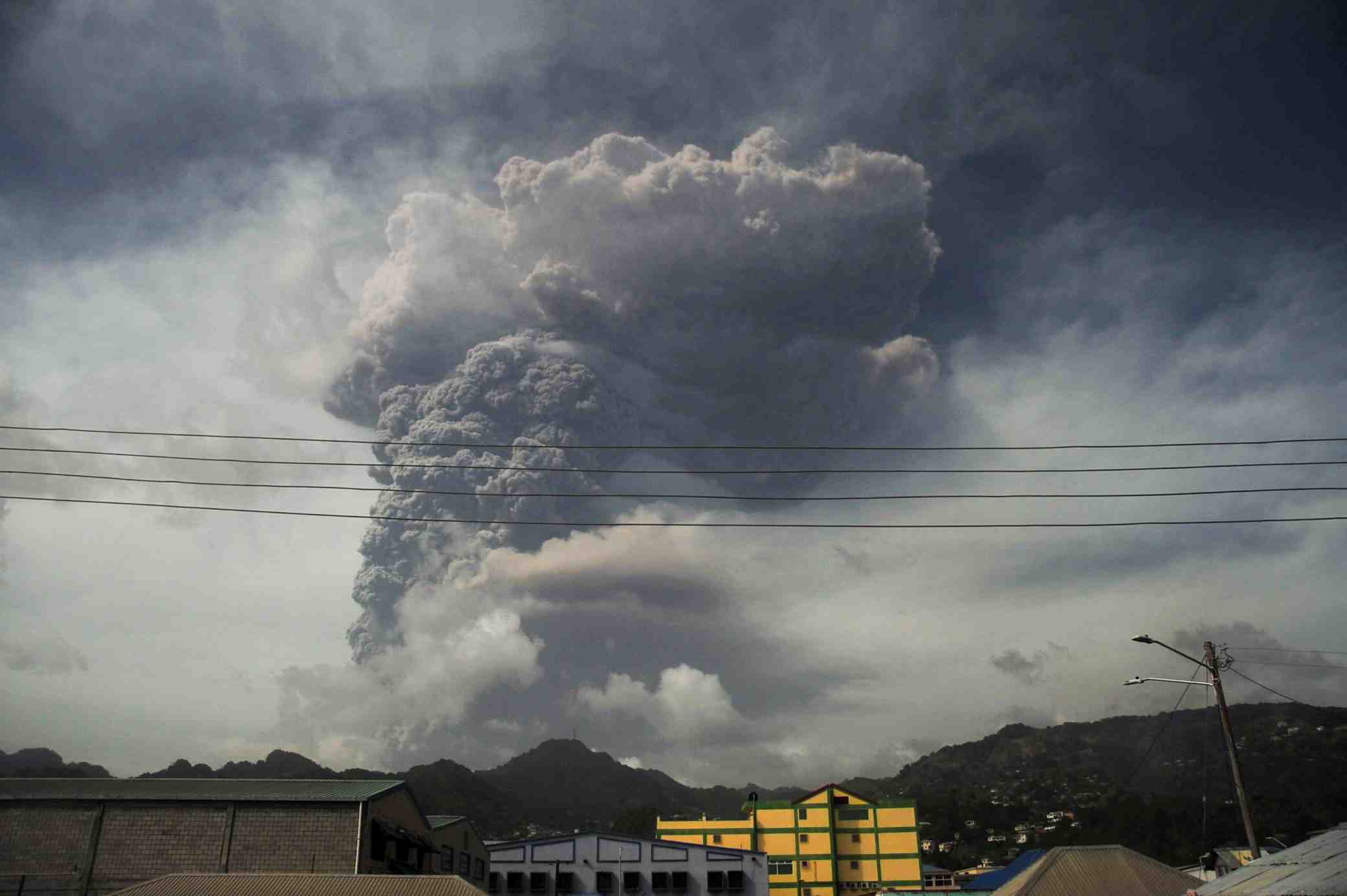 L'ile de saint-vincent sous les cendres apres une eruption volcanique