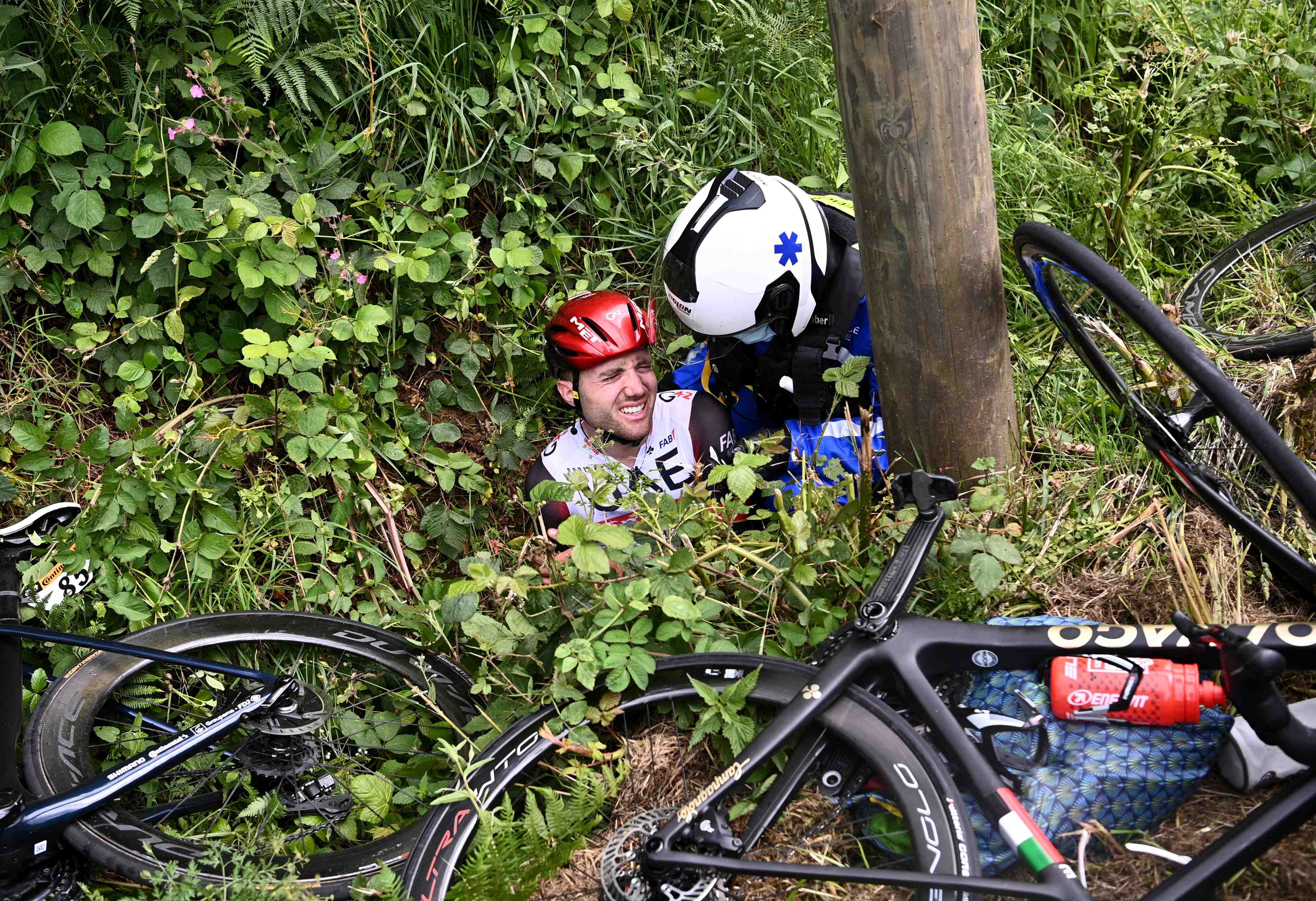 Tour de france: la gendarmerie lance un appel a temoin apres la chute du peloton