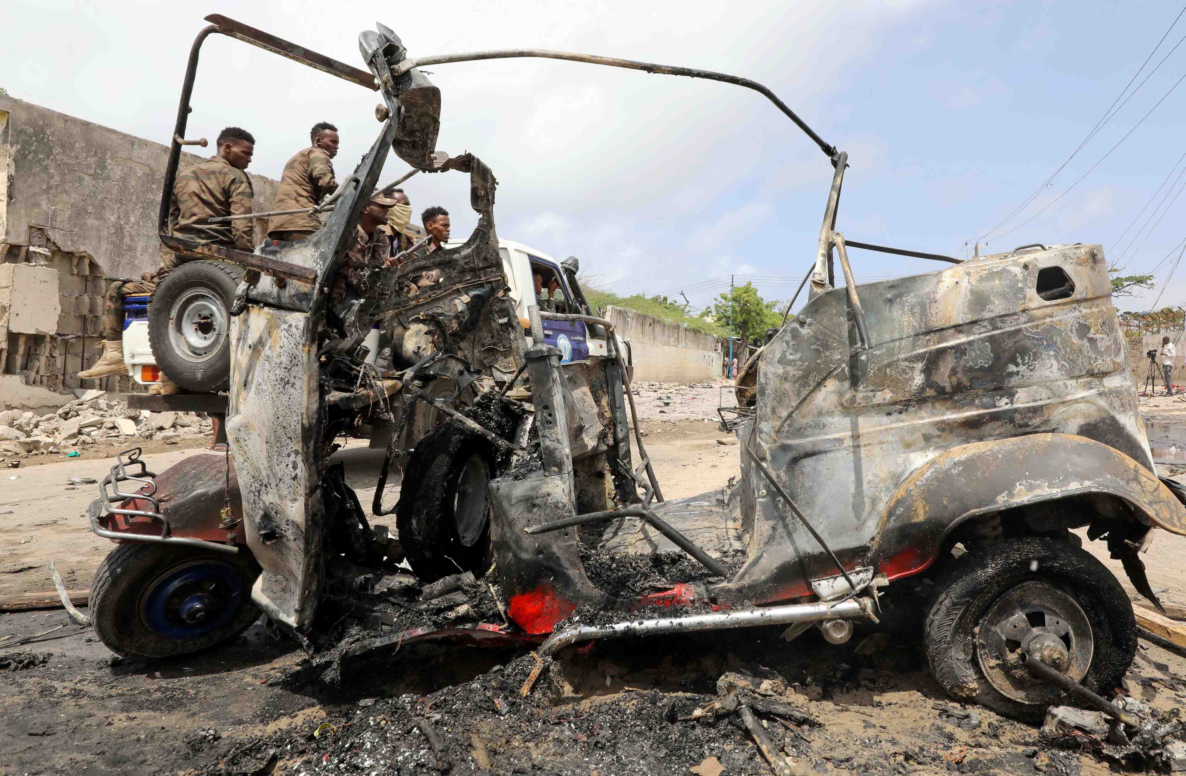 Attentat a la voiture piegee a mogadiscio, au moins huit morts