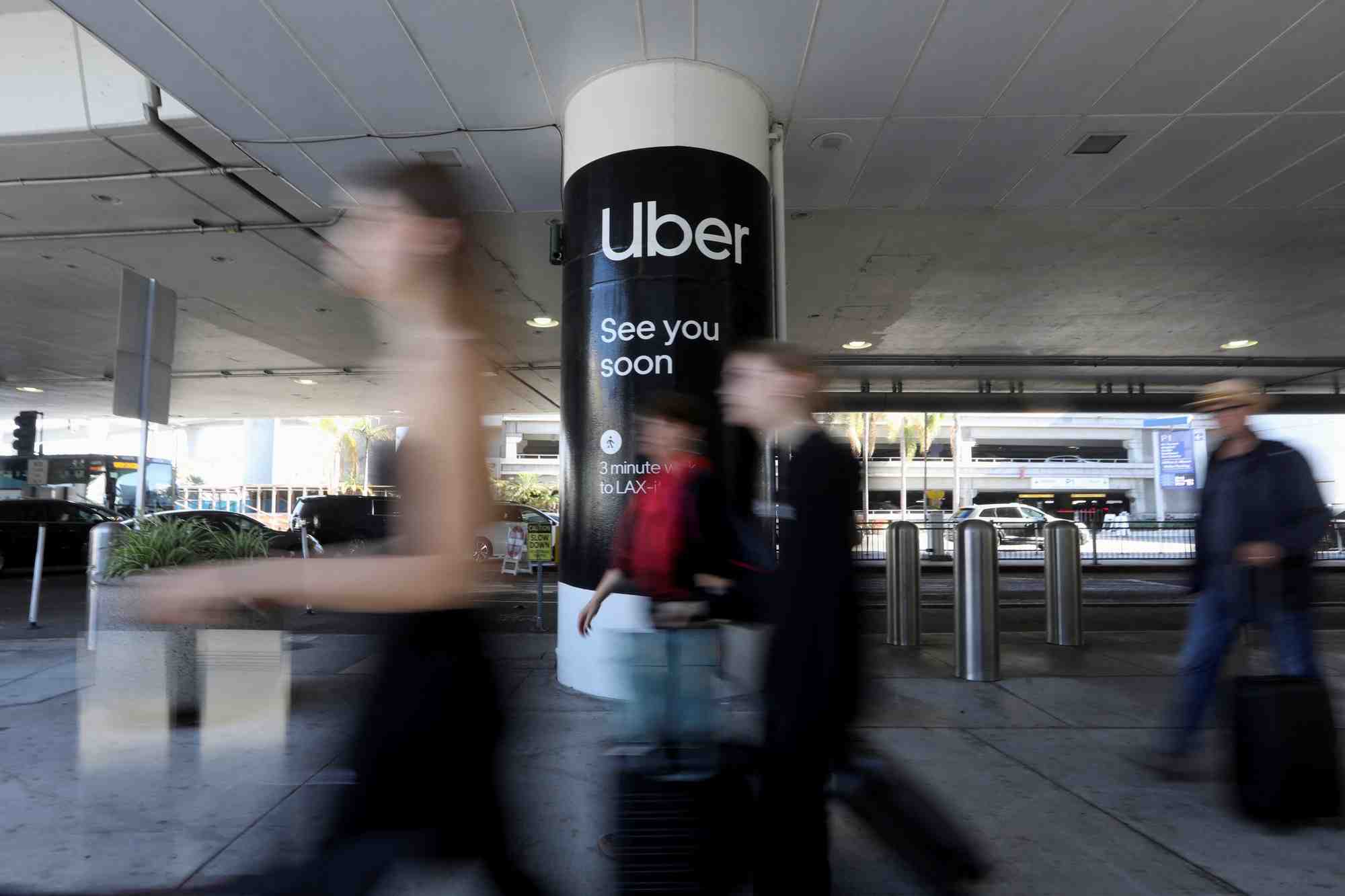 Photo d'une signalisation uber qui est visible a l'aeroport international de los angeles