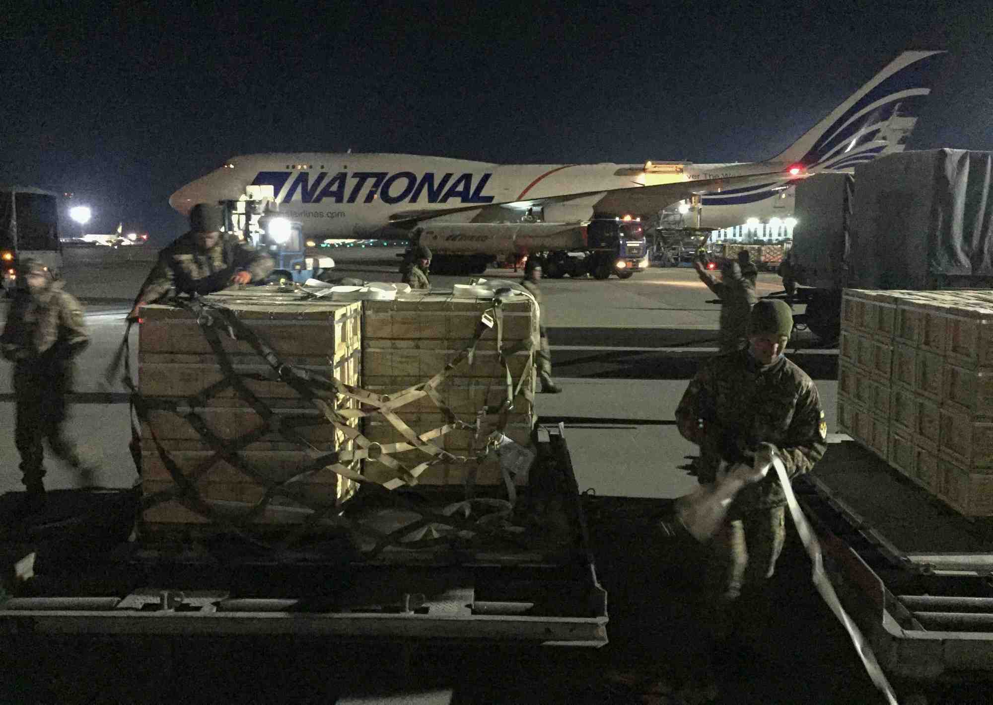 Des colis d'aide militaire a l'ukraine sont decharges d'un avion a l'aeroport international de boryspil, pres de kyiv