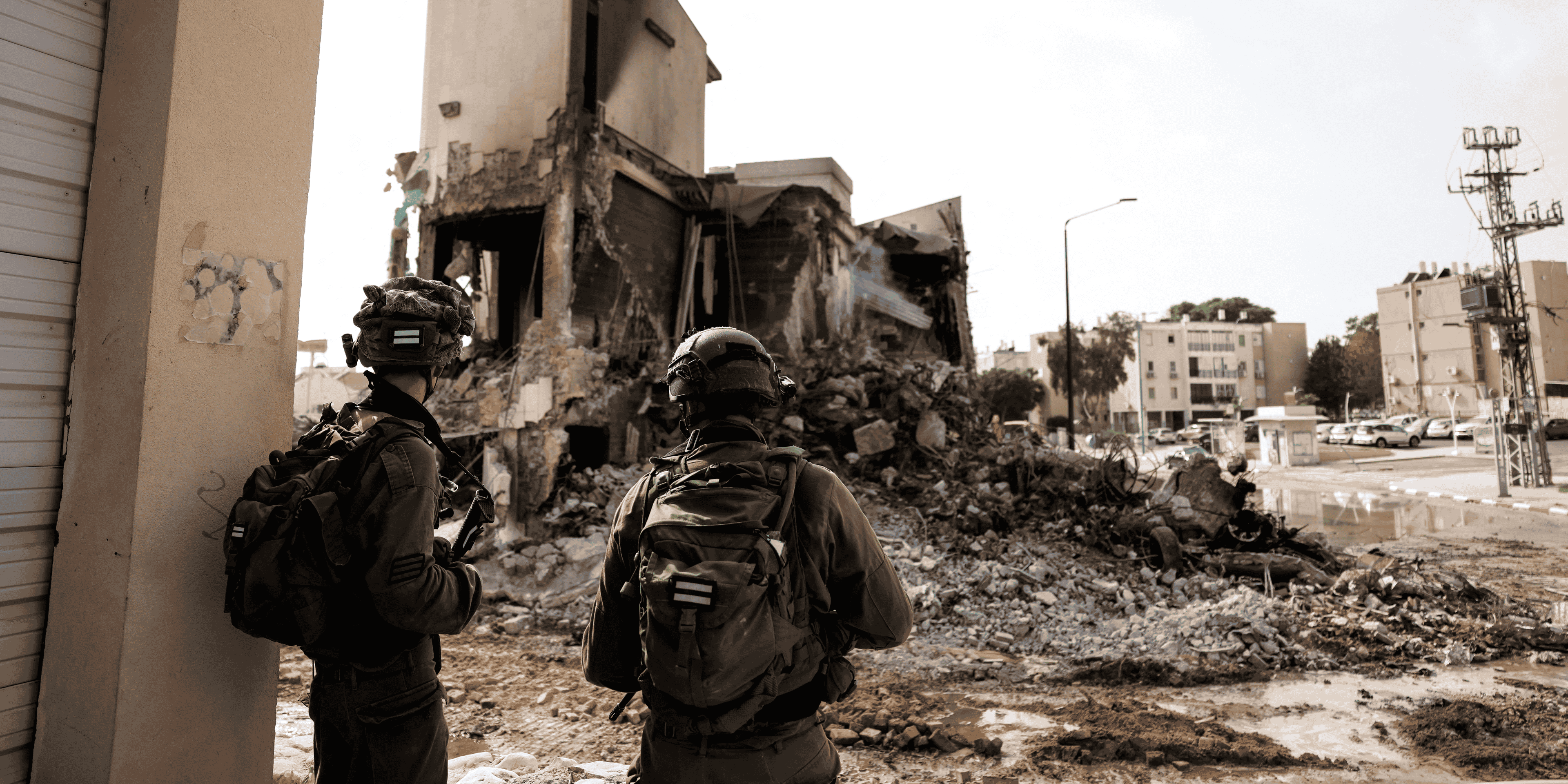 Les soldats israeliens regardent les restes d'un poste de police a sderot, en israel