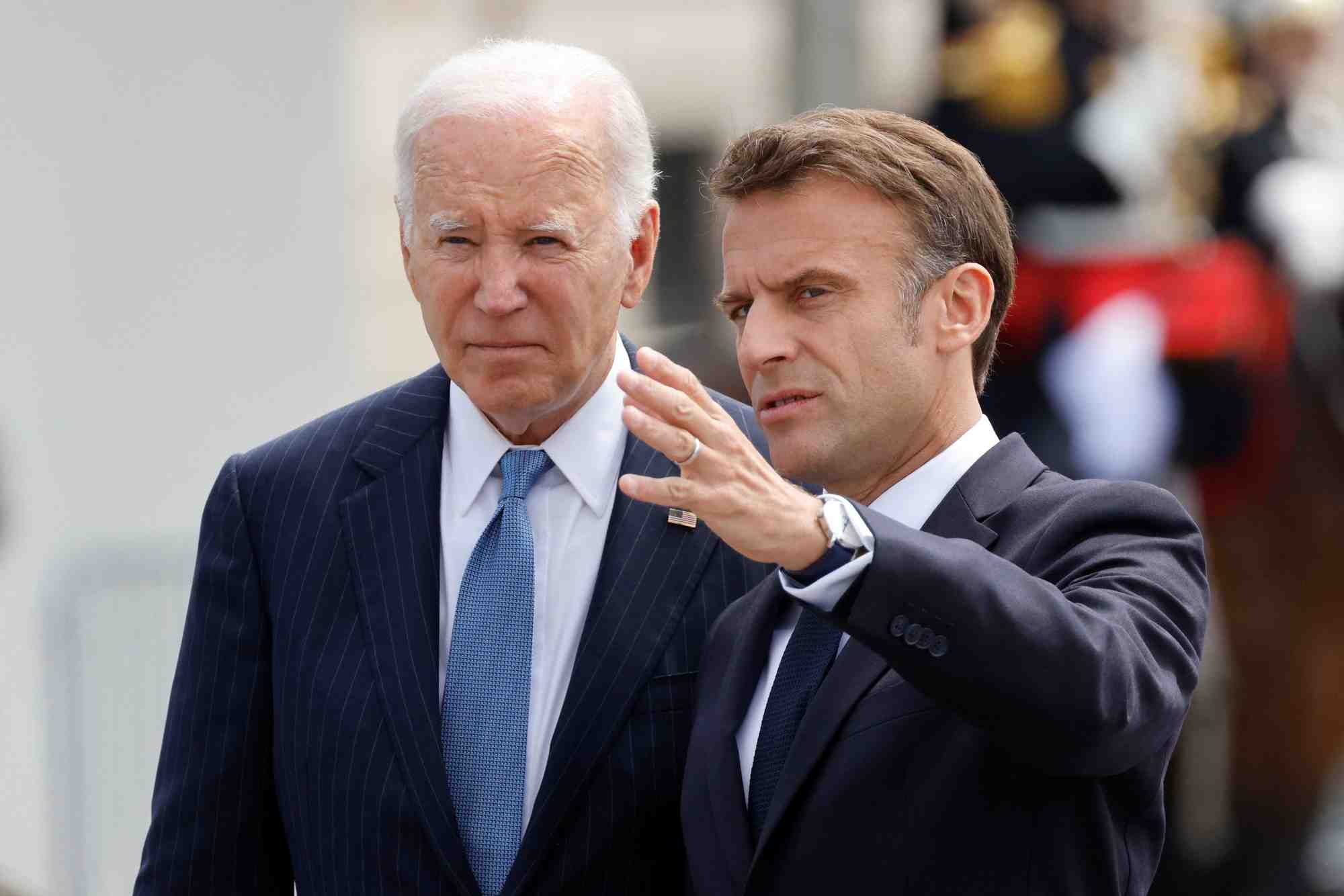Emmanuel macron et joe biden avant une ceremonie a paris