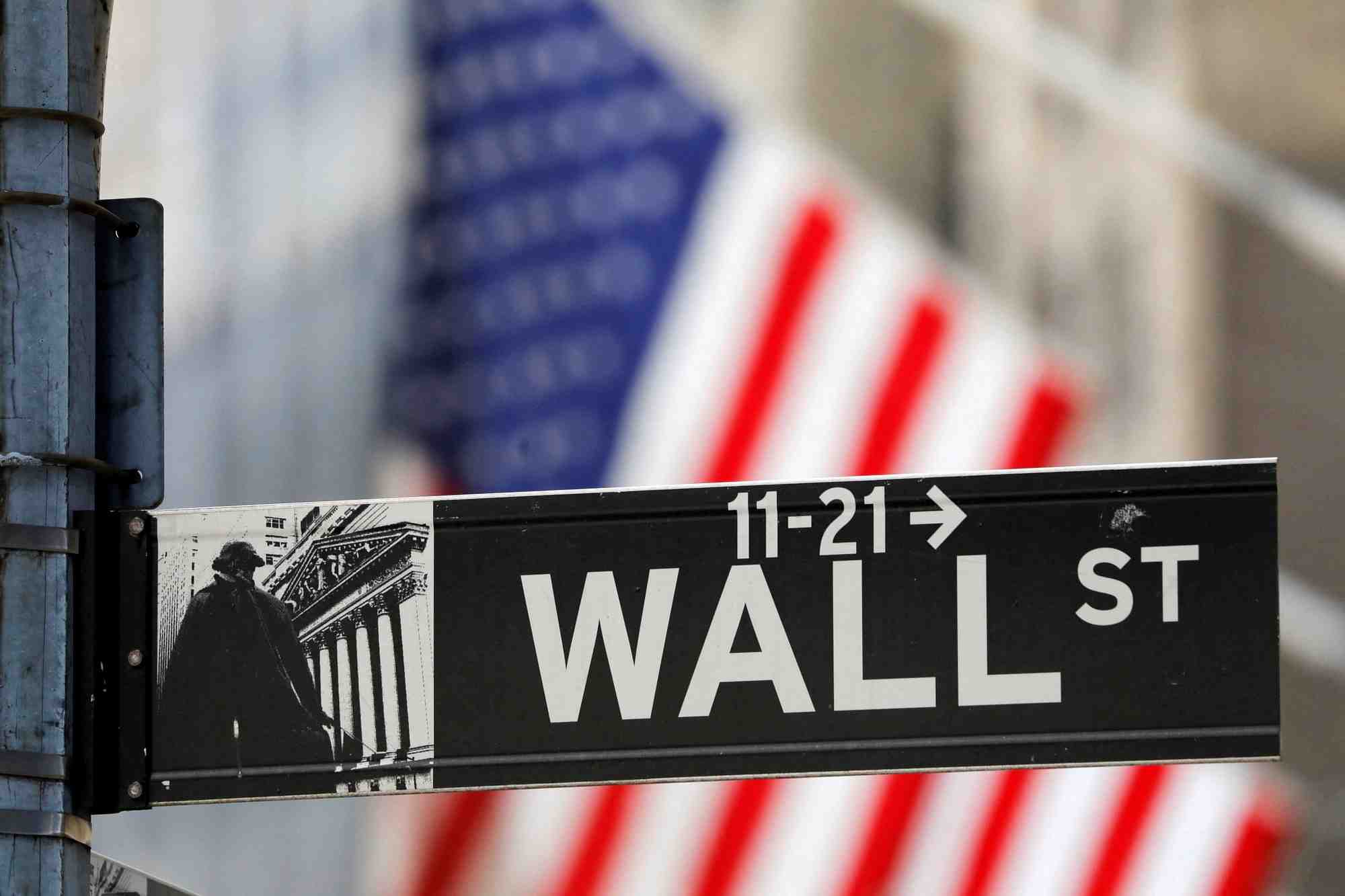 Un panneau de signalisation pour wall street est visible a l'exterieur de la bourse de new york (nyse) a new york