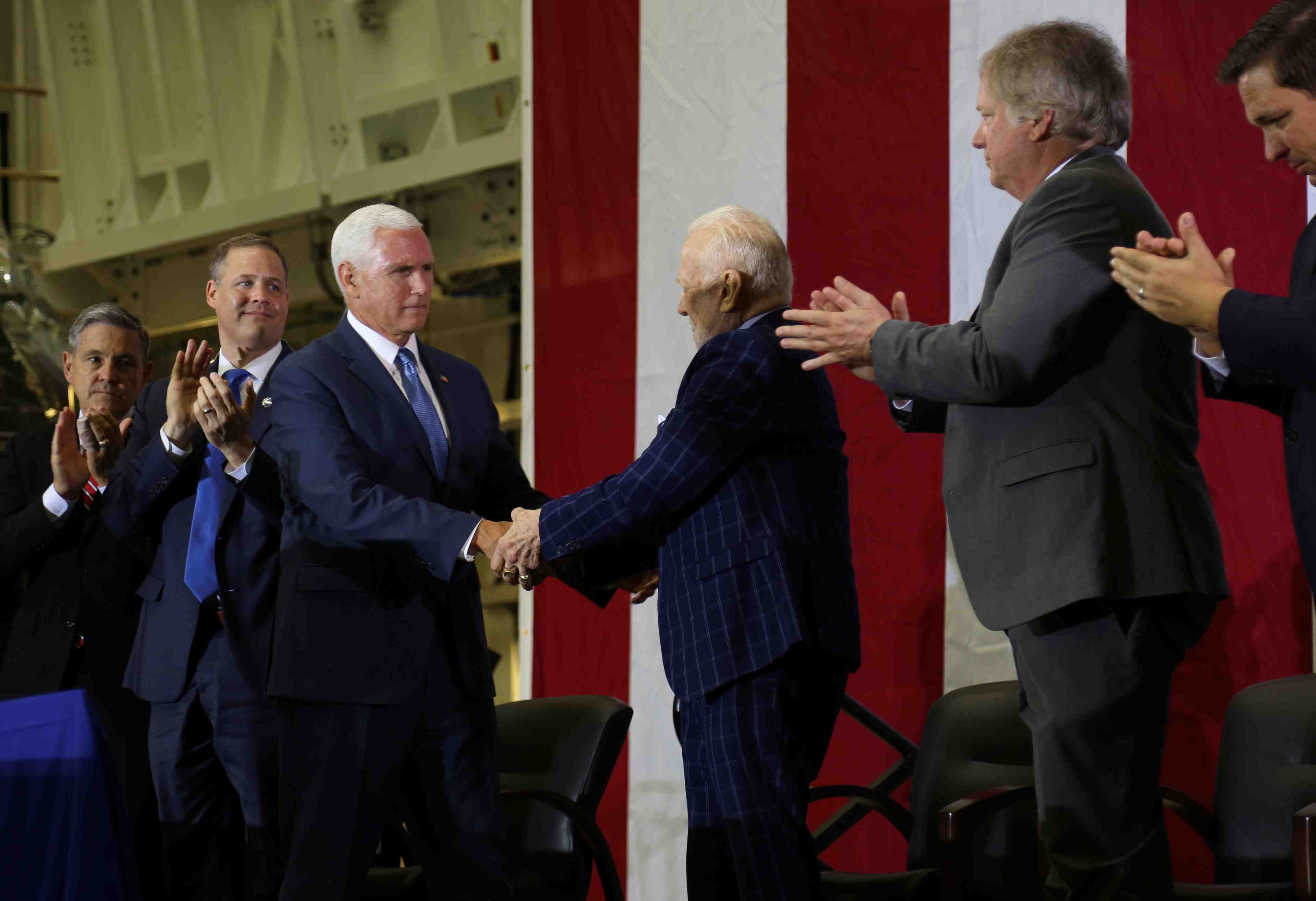 Pence rend hommage aux "heros" de la mission spatiale apollo 11