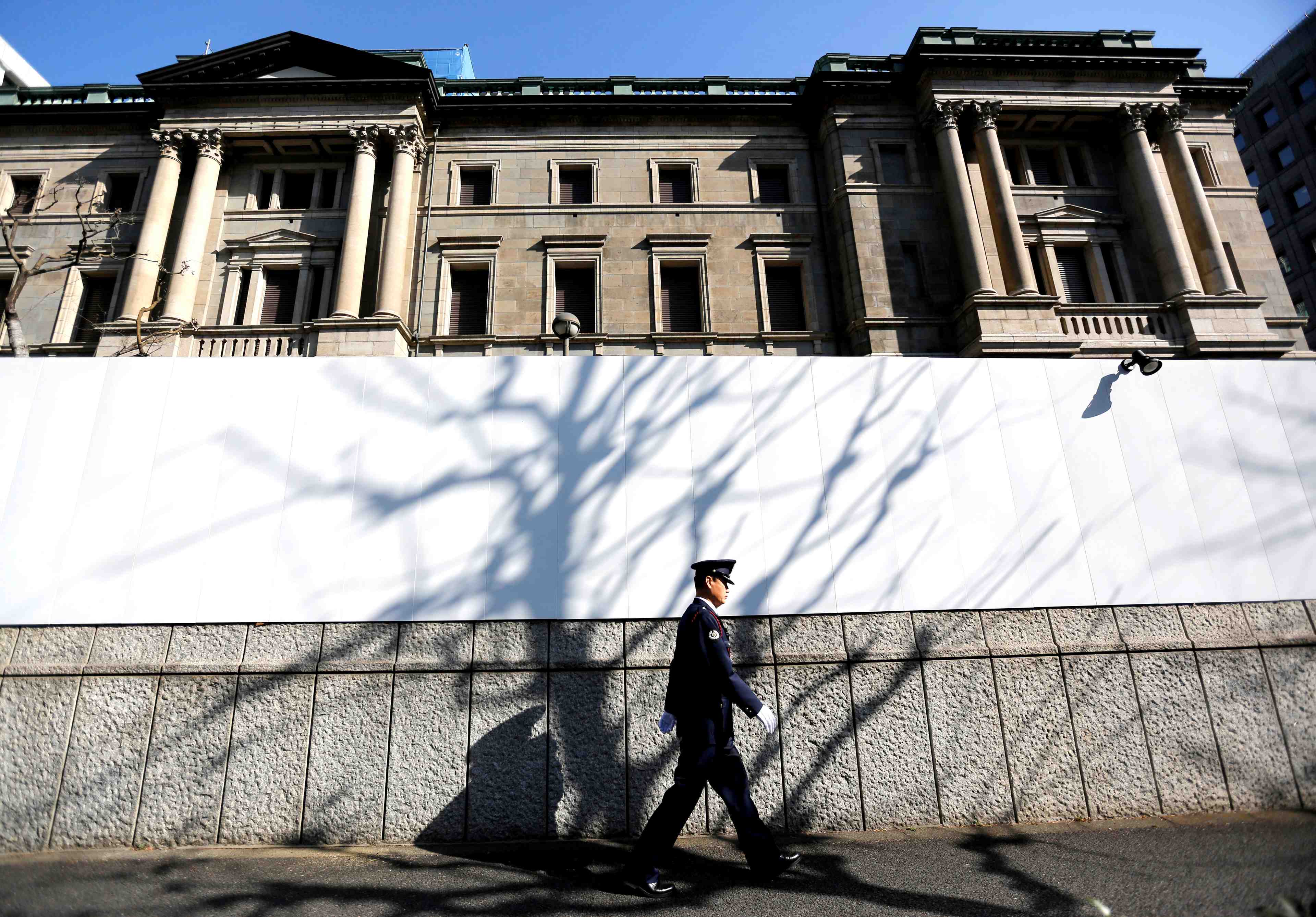 La banque du japon maintient sa politique et reste prudente sur l'inflation