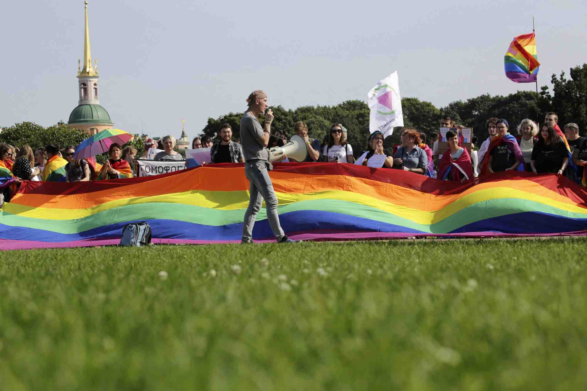 Des gens participent a une manifestation soutenant la communaute lgbt a saint-petersbourg, en russie