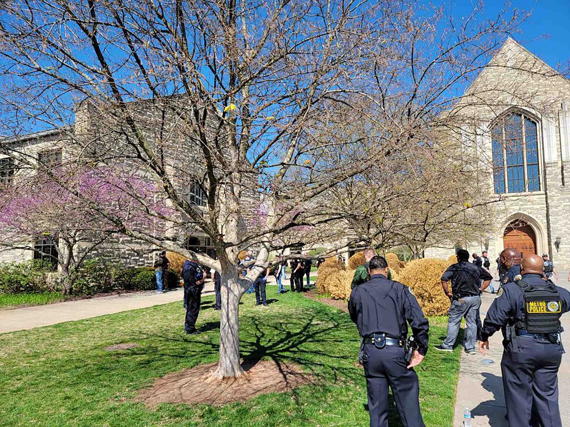 Des policiers arrivent dans une ecole presbyterienne privee avoir ete informes d'une fusillade