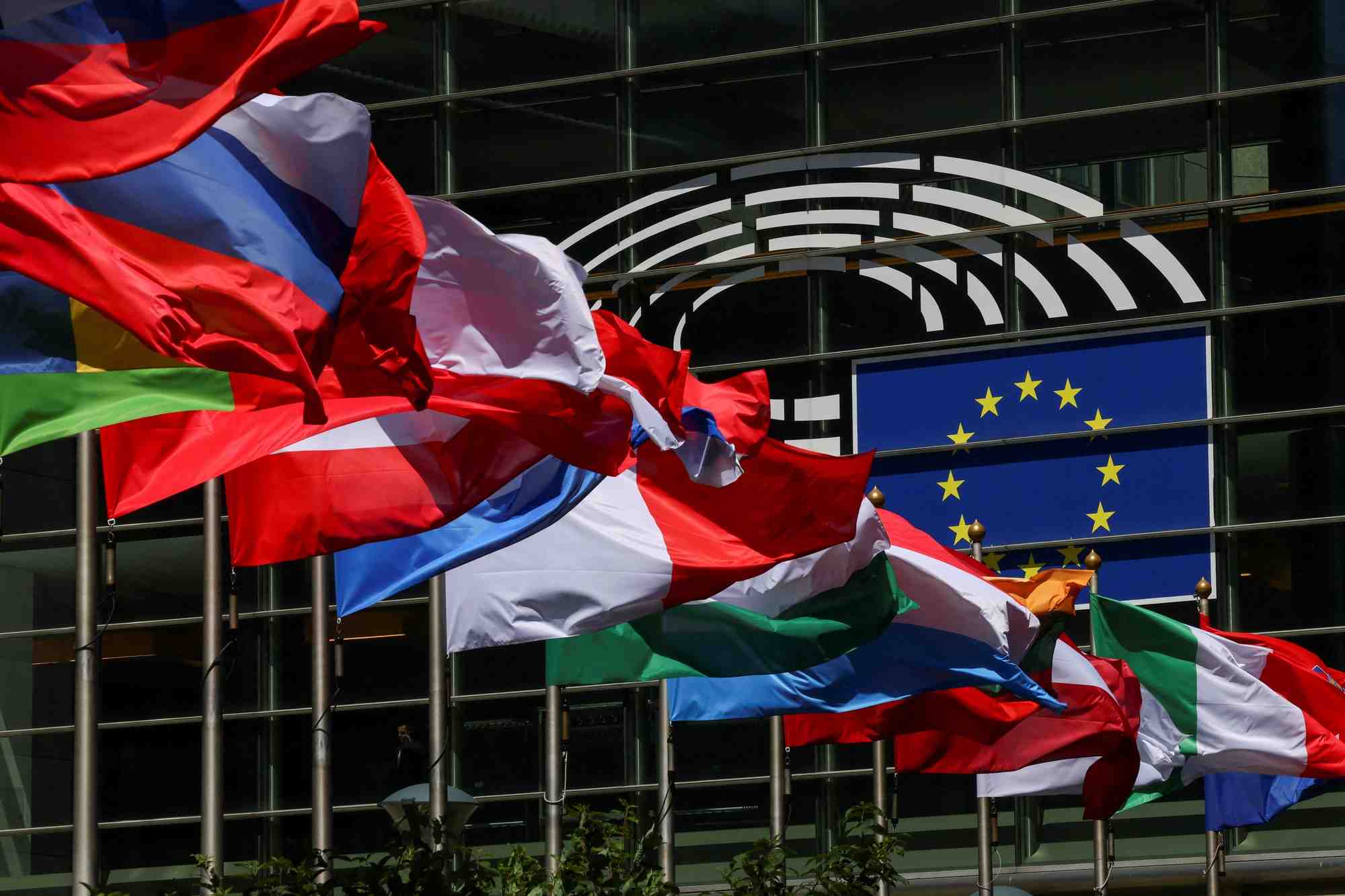 Photo d'archives des drapeaux devant le parlement europeen a bruxelles