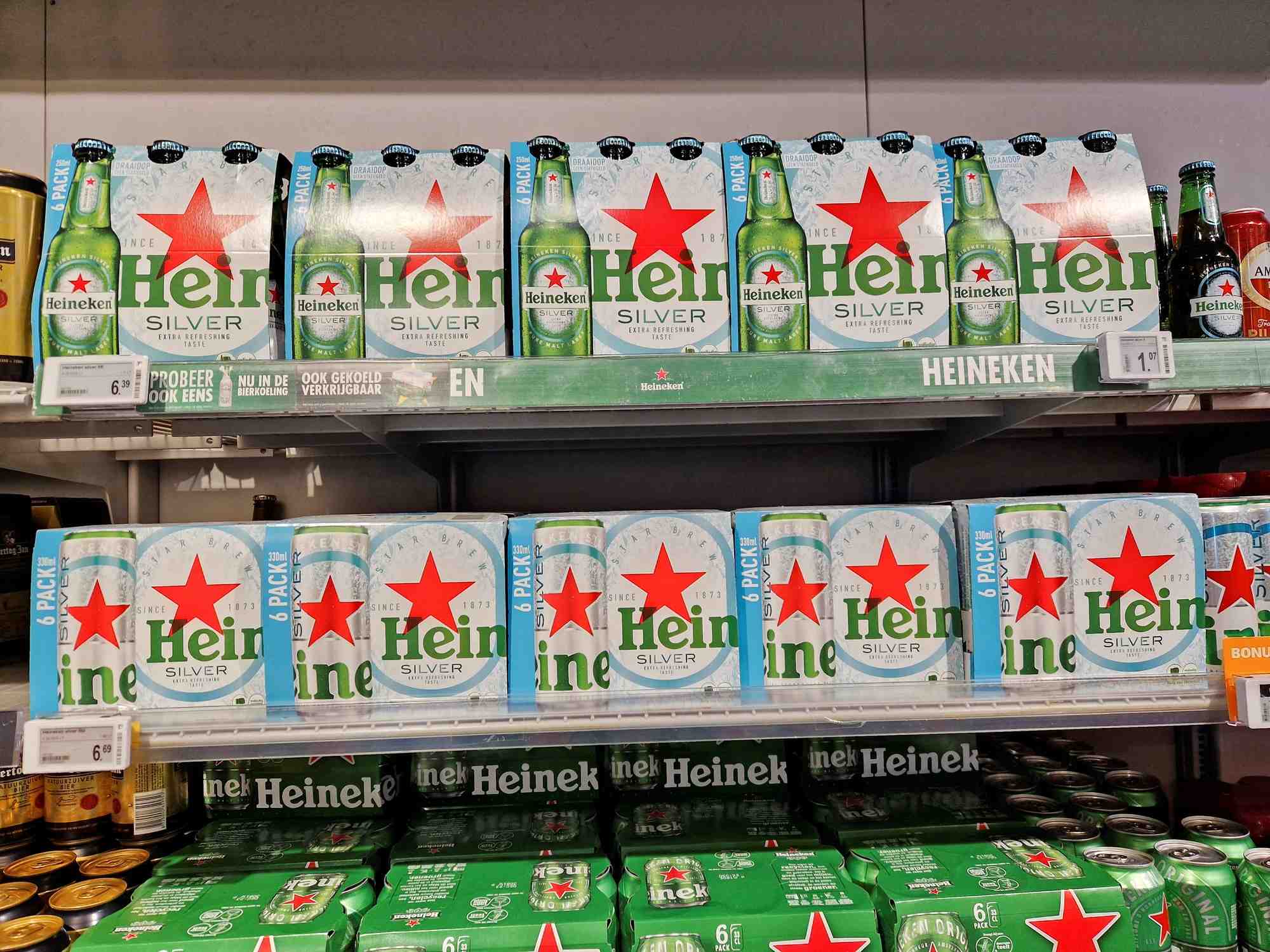 Des bouteilles de heineken silver dans un supermarche d'amsterdam