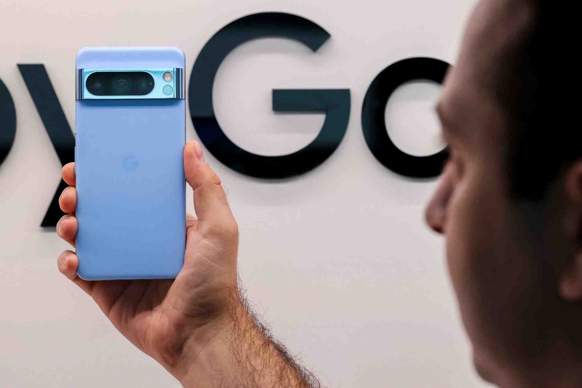 Doté d'une puce puissante, le Pixel 8 Pro de Google est donc censé exécuter certaines fonctions d'IA sur l'appareil lui-même.