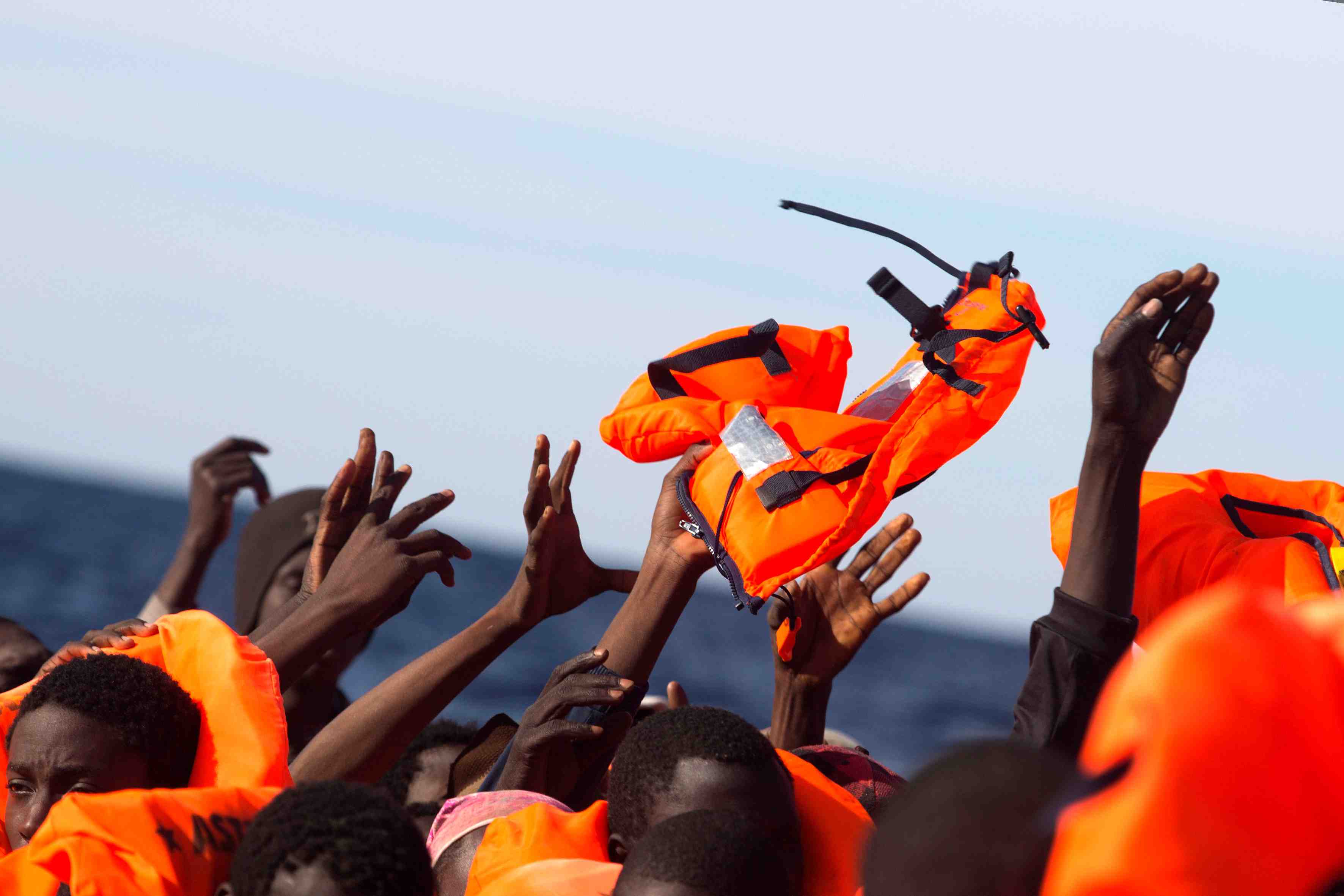 Un millier de migrants sauves vendredi en mediterranee, un mort