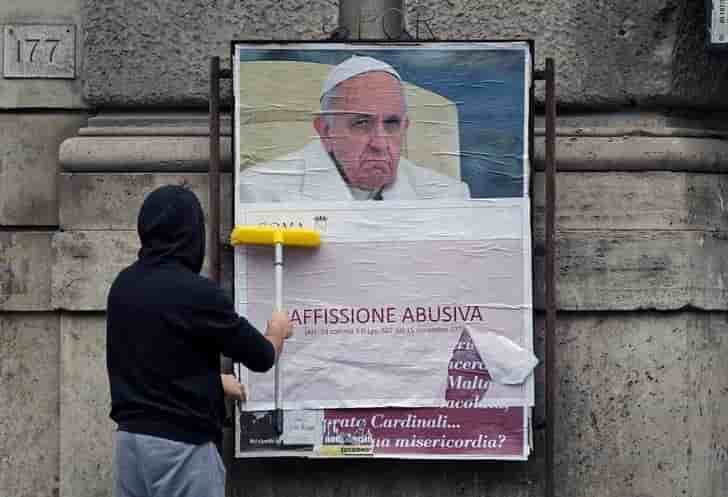 Des affiches hostiles au pape placardees a rome