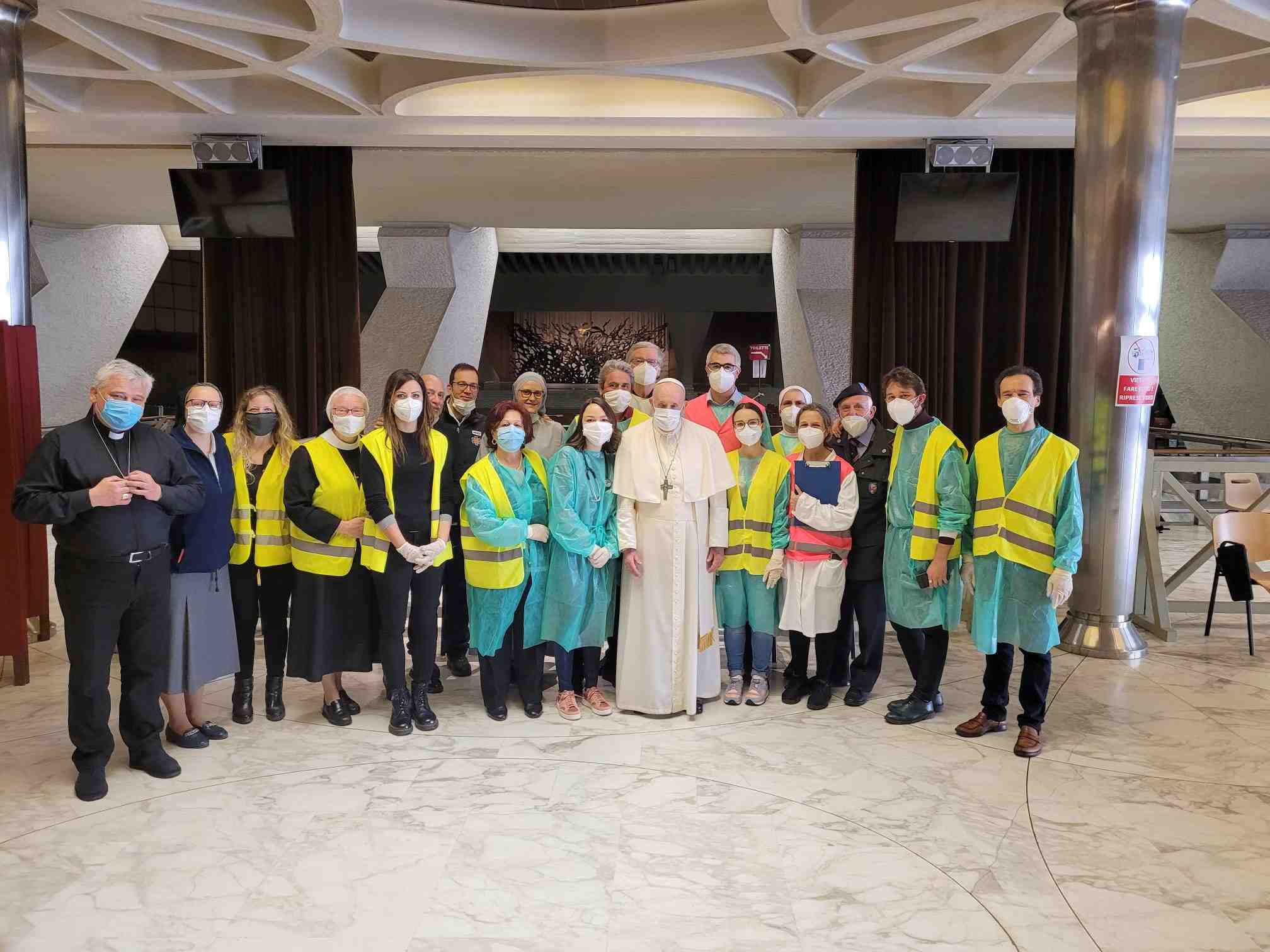 Vatican: visite surprise du pape a des sans-abri venus se faire vacciner contre le covid-19