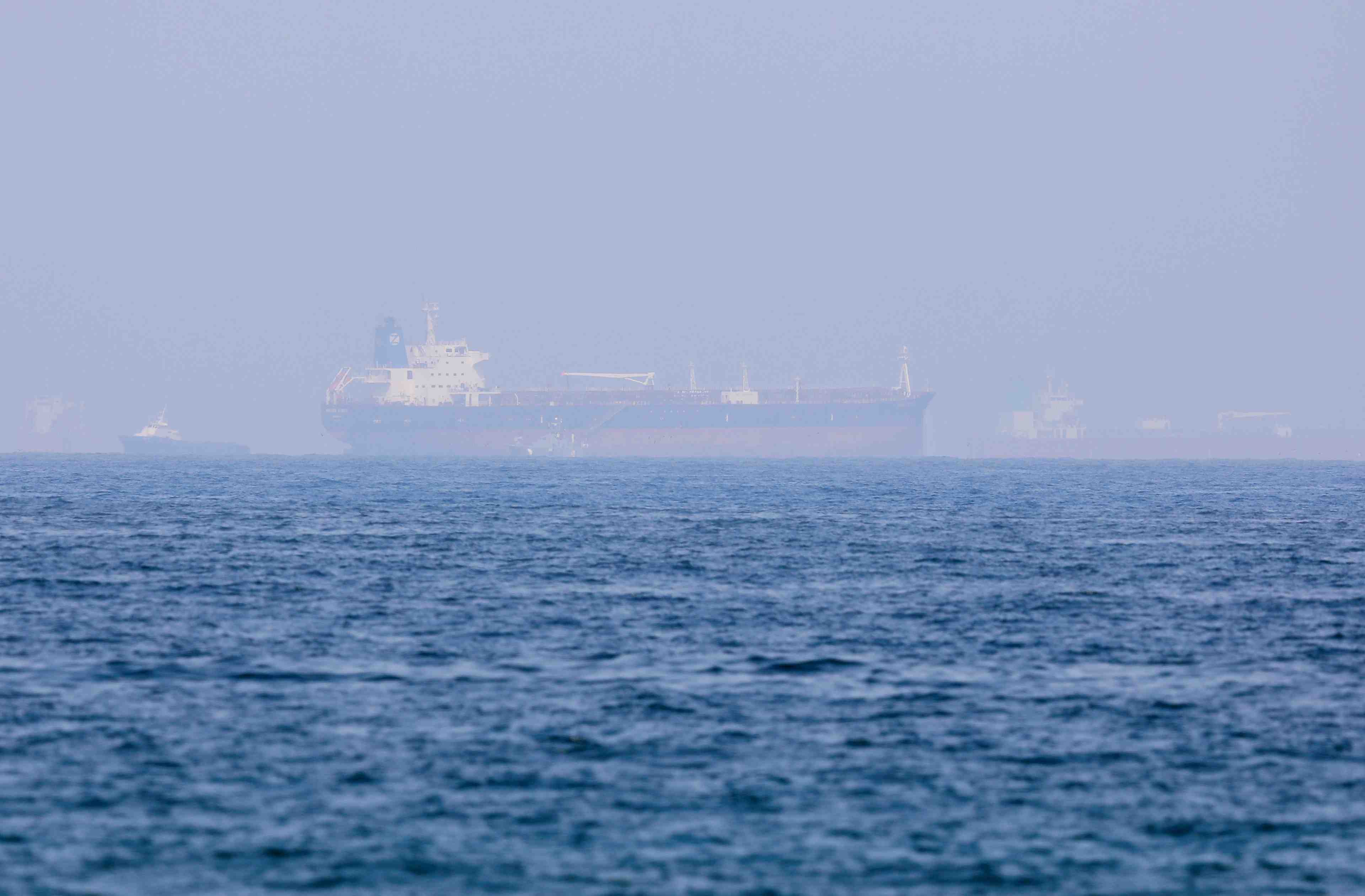 Un groupe lie a l'iran aurait pris possession d'un petrolier dans le golfe, selon des sources