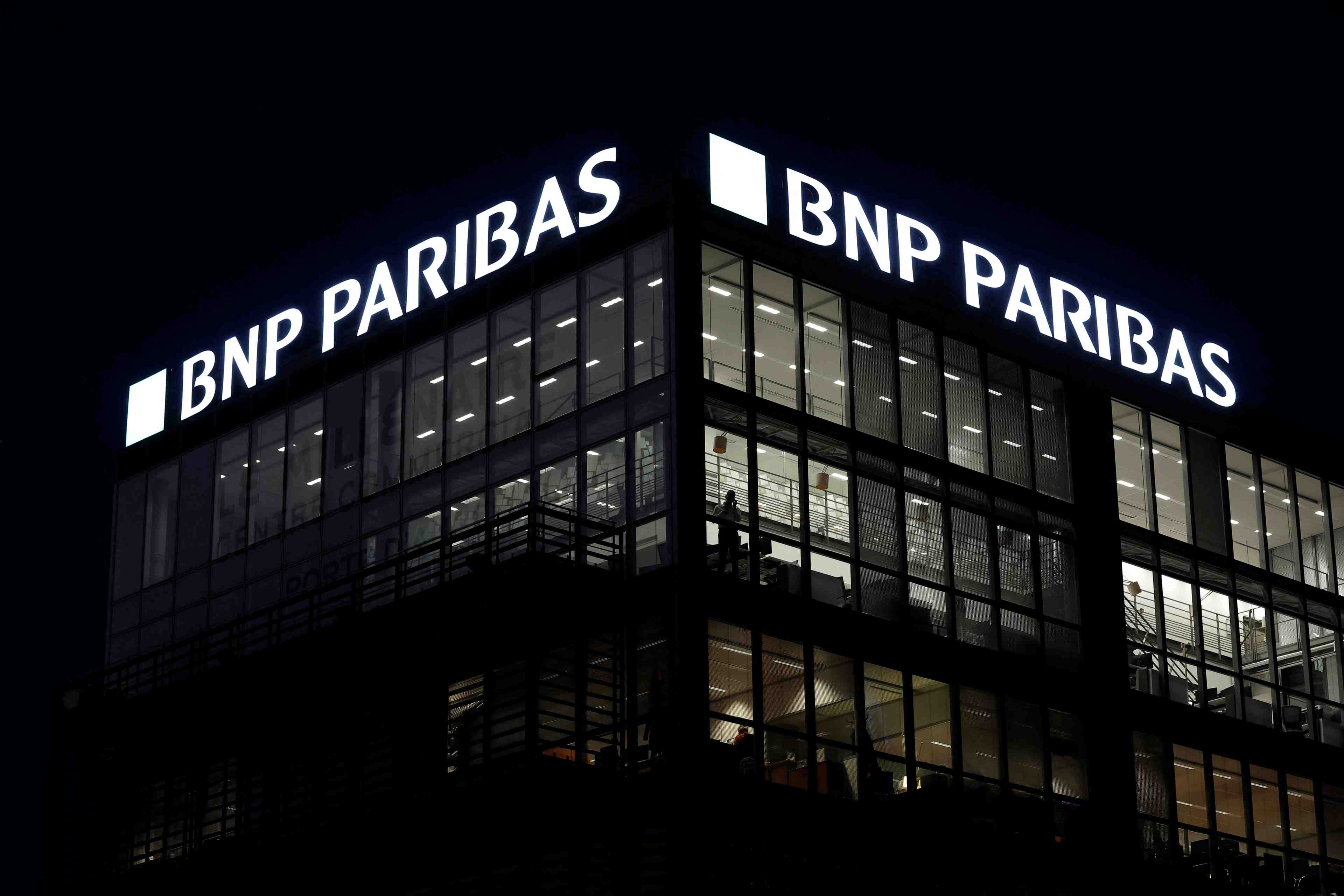 Bnp paribas coupe ses salaries en russie de ses reseaux informatiques