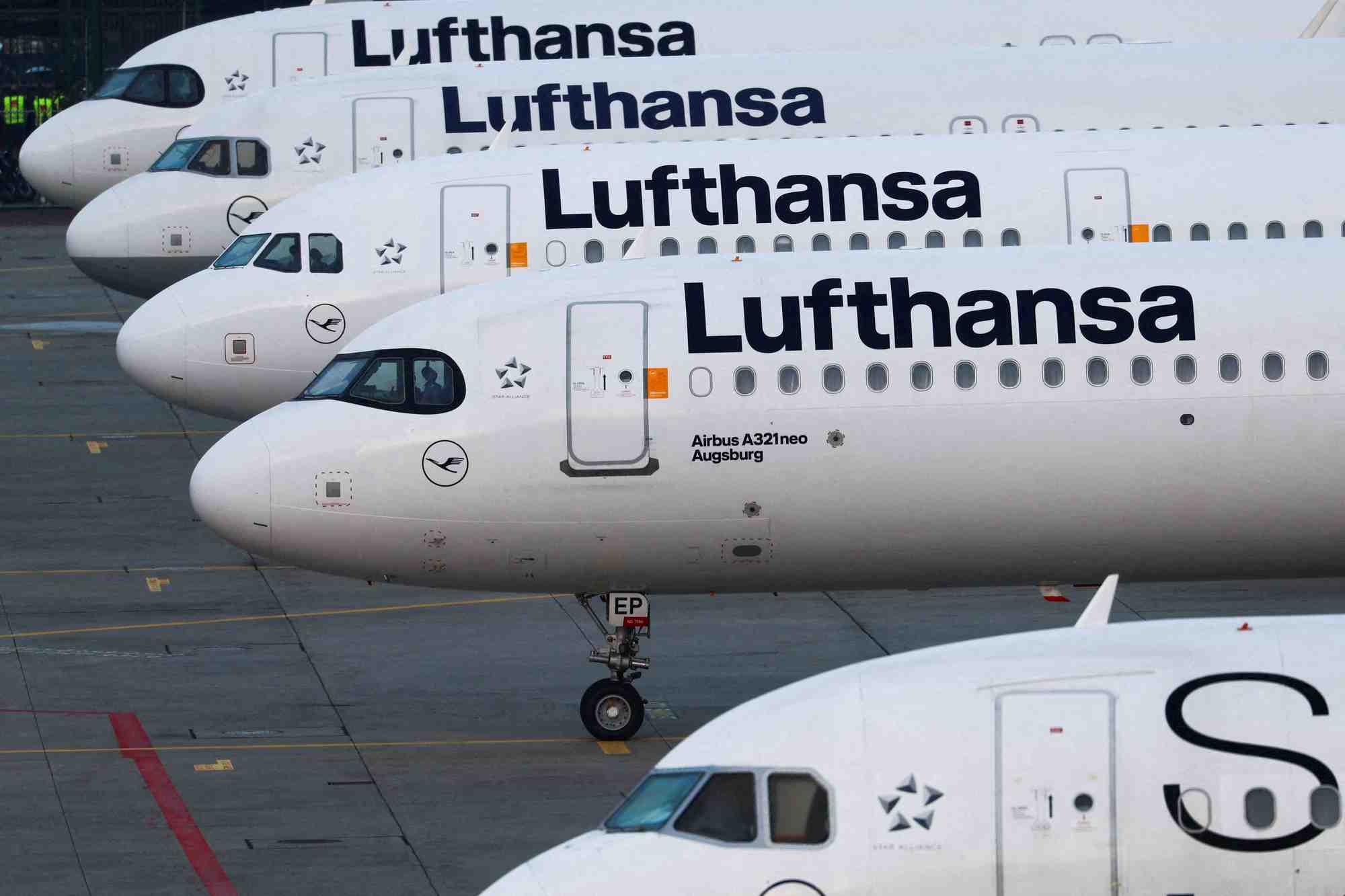 Des avions de la lufthansa stationnes a l'aeroport de francfort