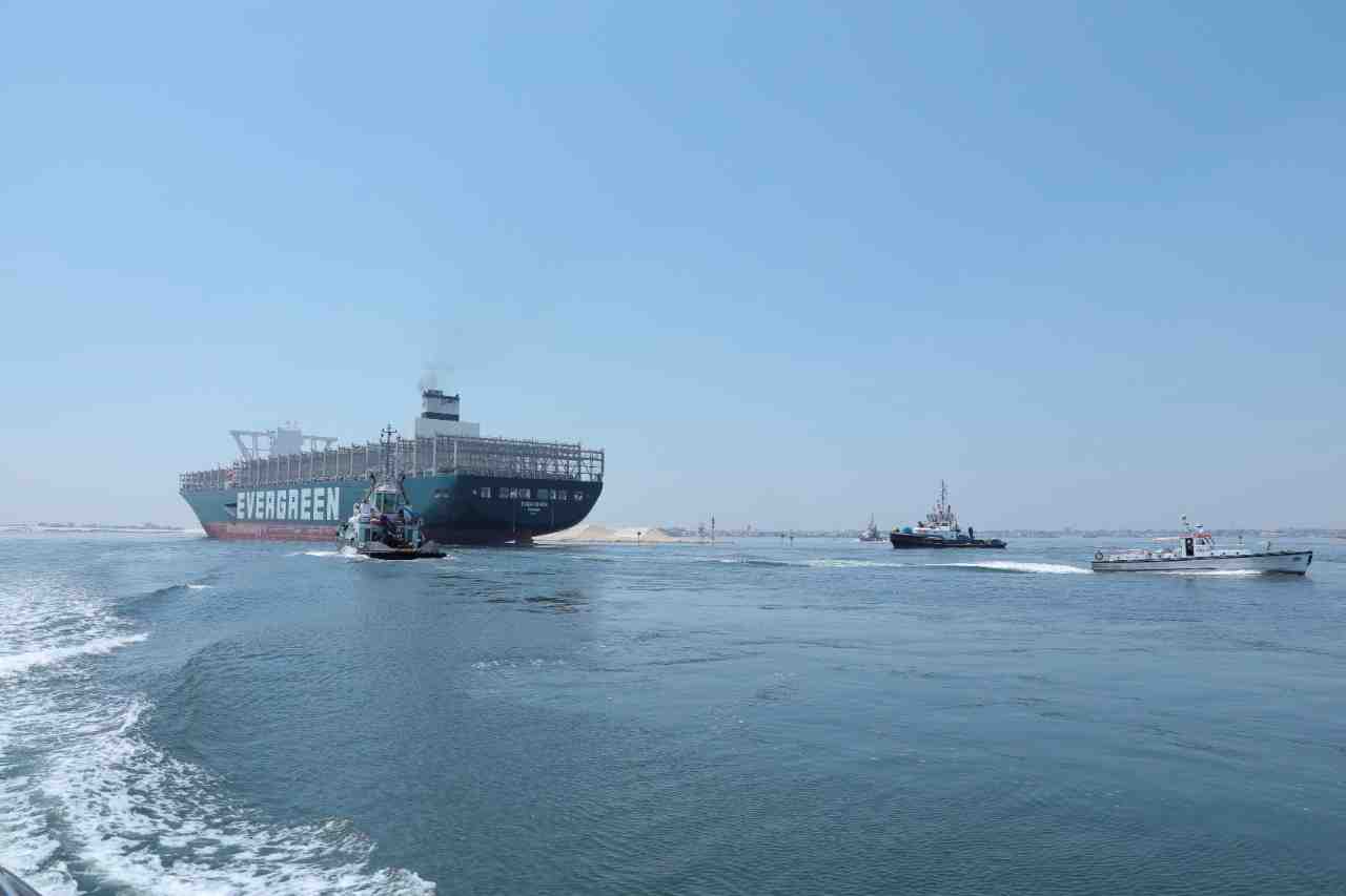 Le porte-conteneurs ever given de retour dans le canal de suez