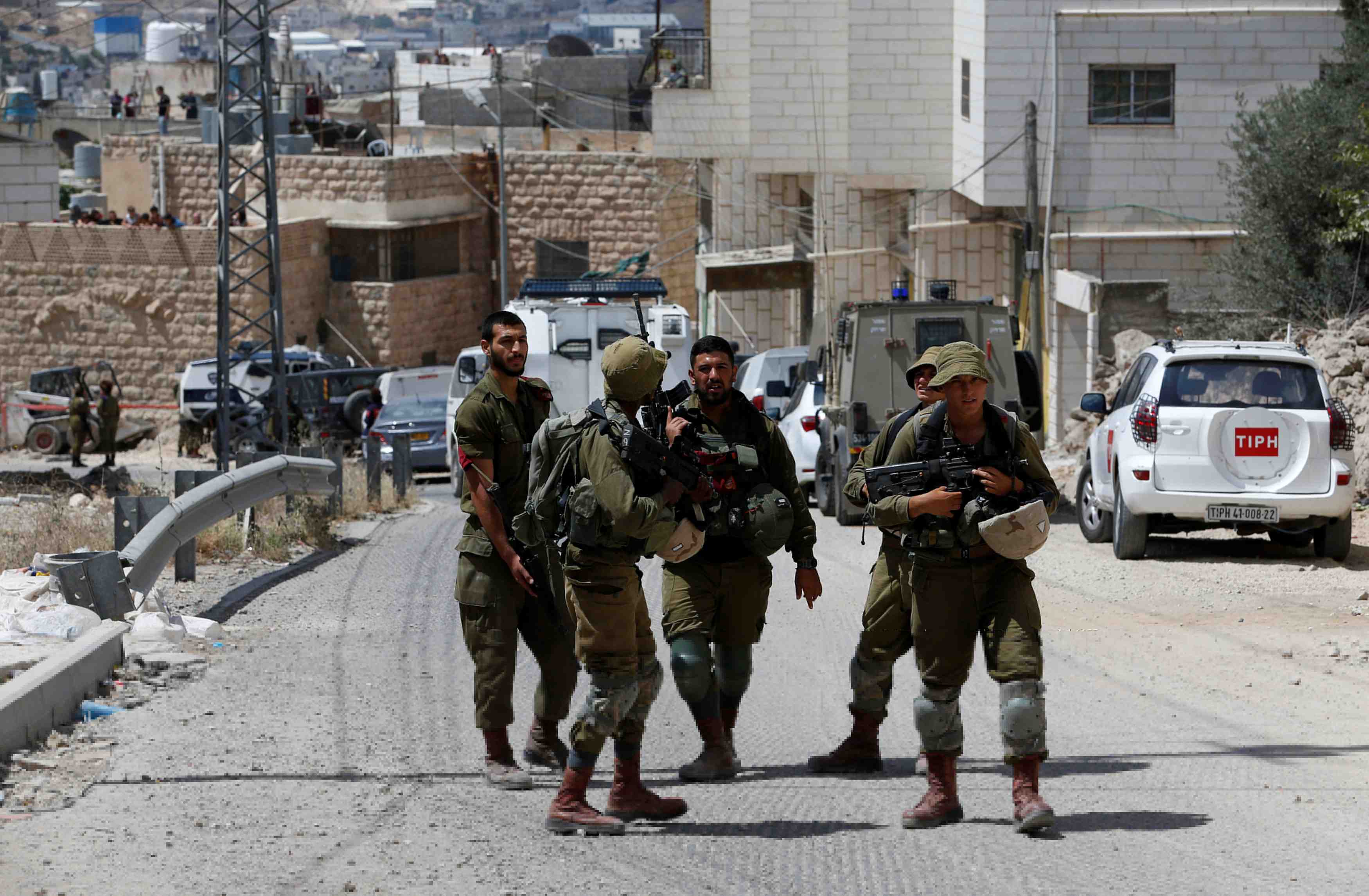 Un palestinien abattu apres une attaque a la voiture belier