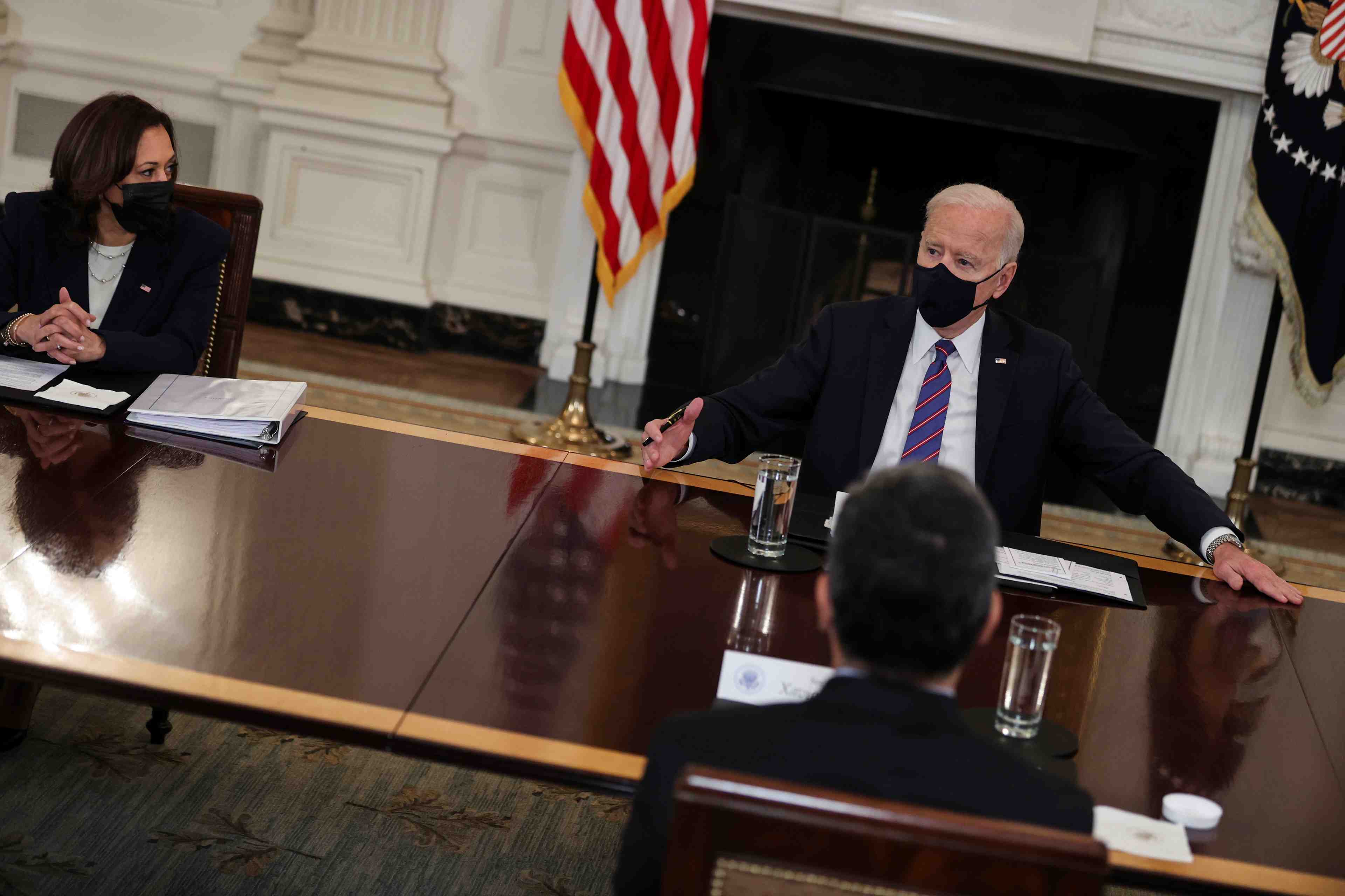 Usa: biden charge harris de travailler avec le mexique sur les flux de migrants