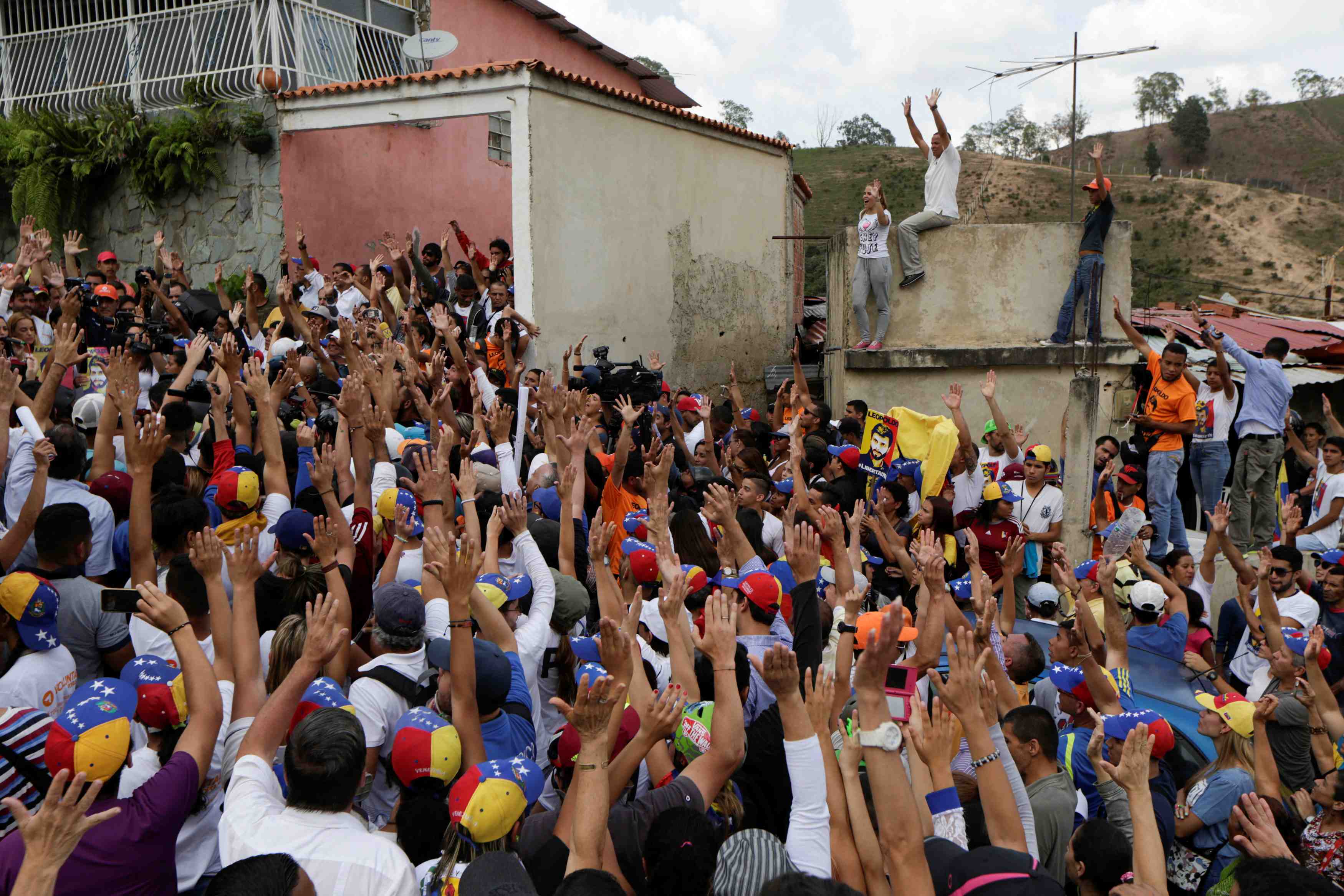 Manifestations pour les "detenus politiques" devant les prisons du venezuela