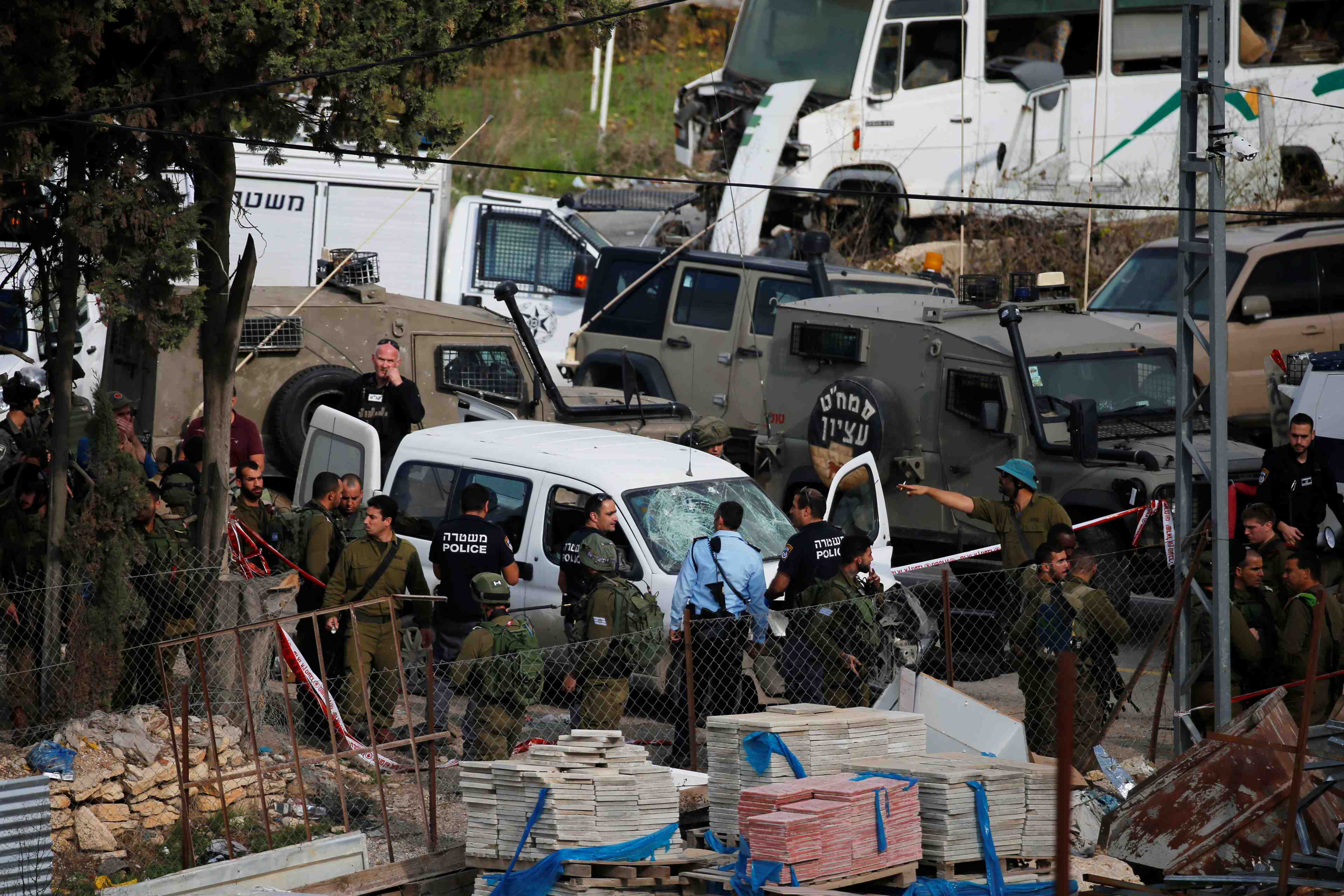 Un palestinien fonce avec un vehicule sur trois soldats israeliens