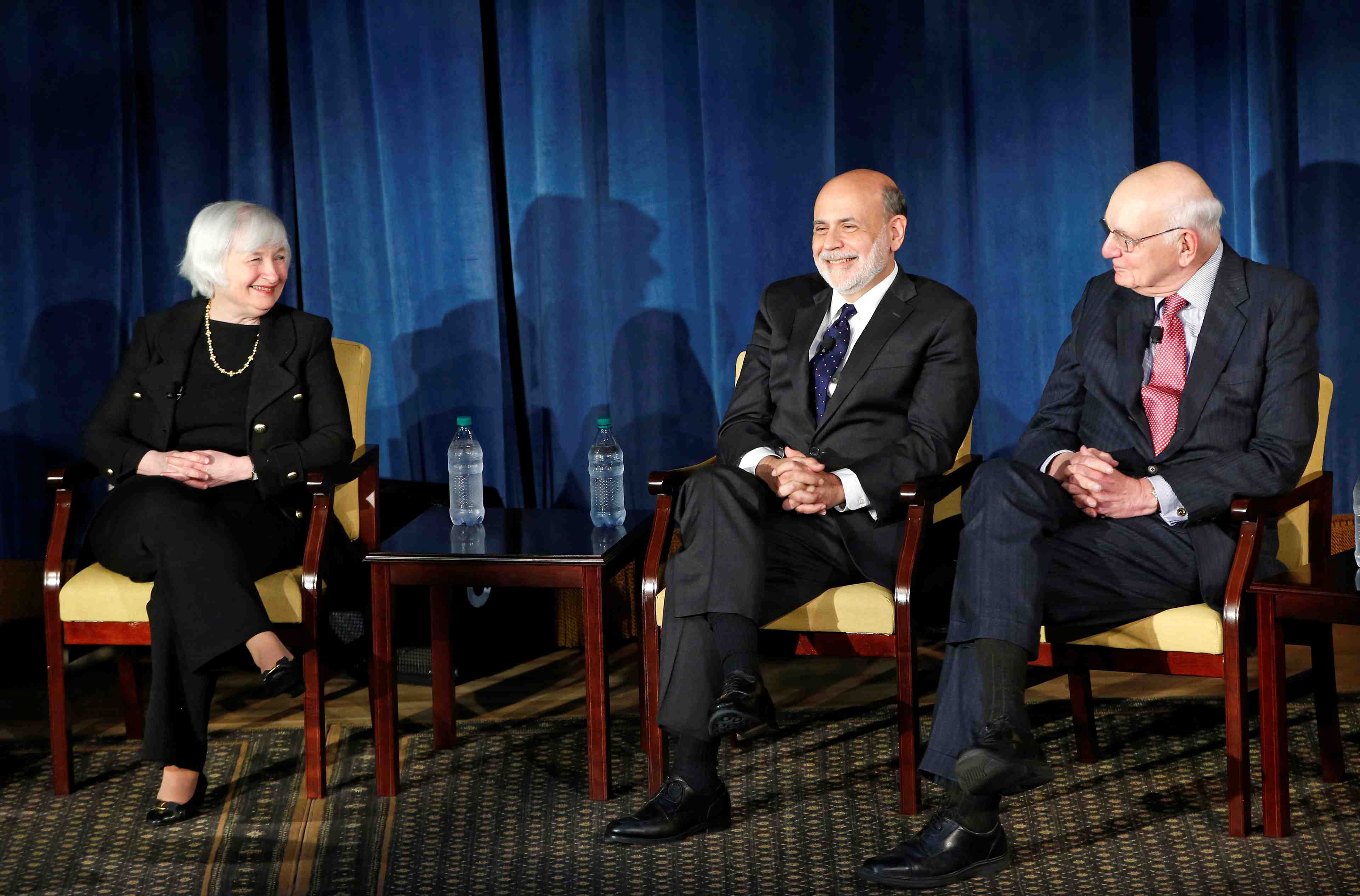 D'anciens presidents de la fed appellent a l'absence de "pressions politiques"