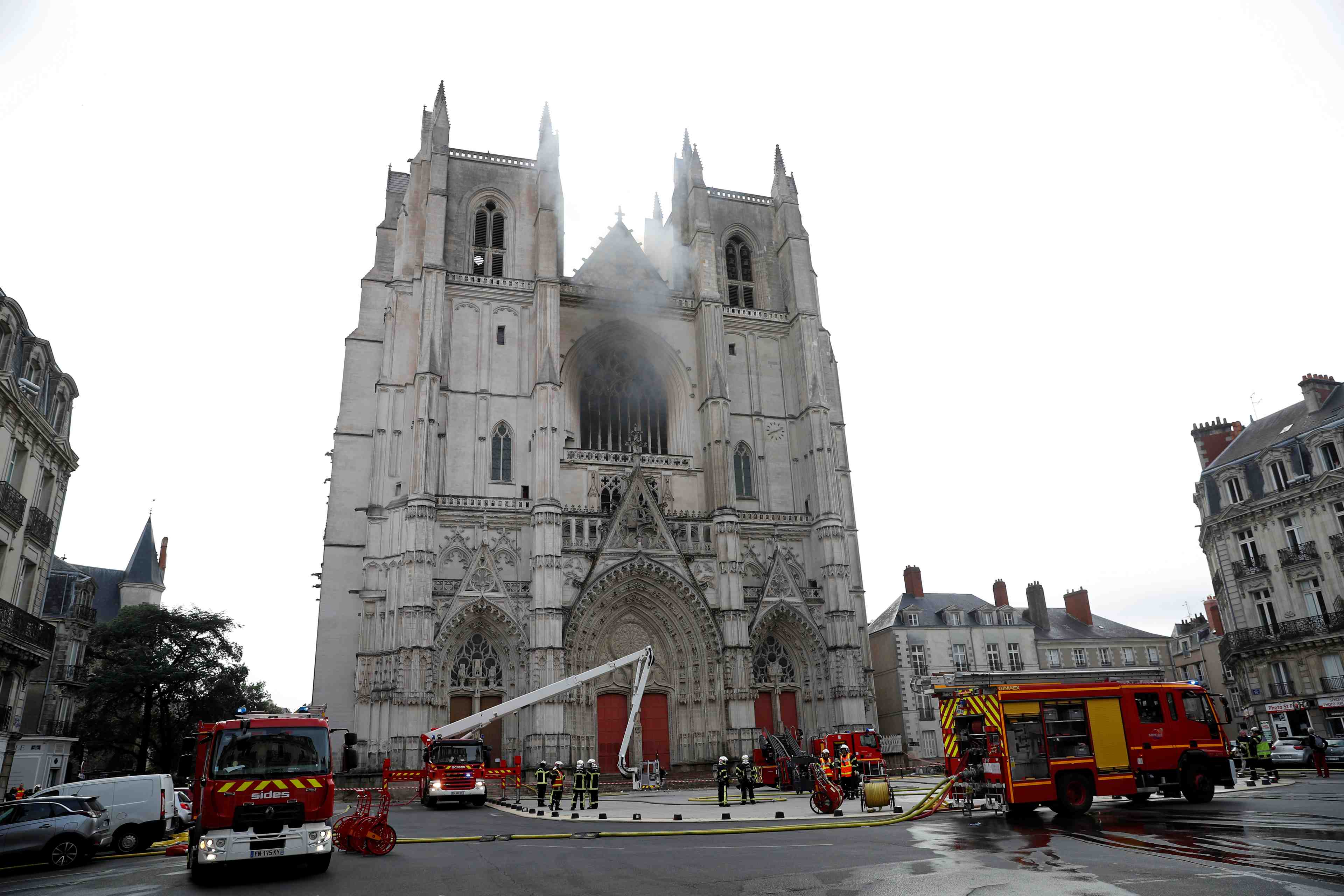 Un homme en garde a vue apres l'incendie a la cathedrale de nantes, selon les medias