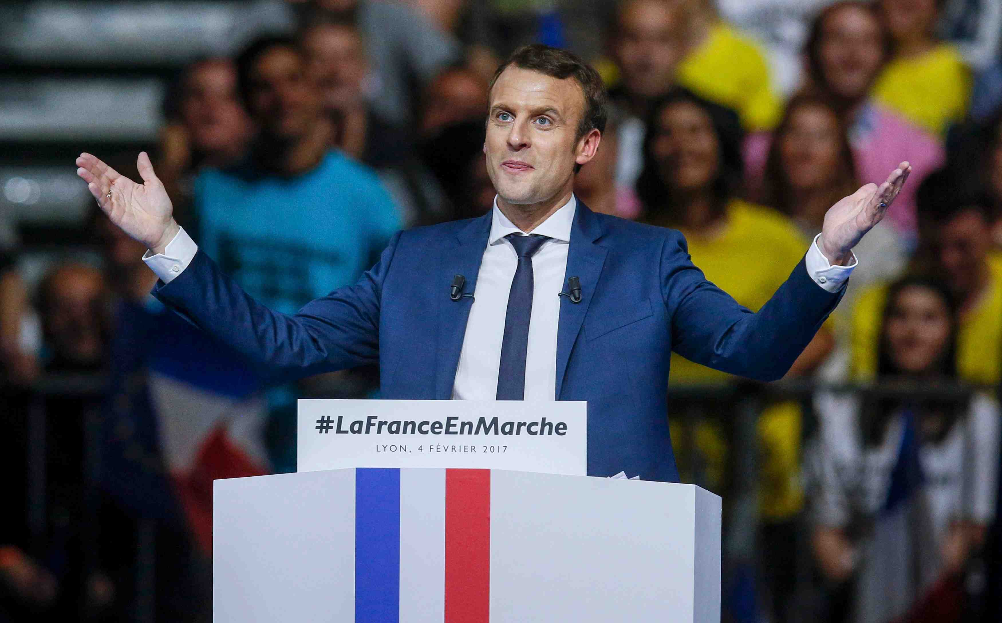 Macron gagne quatre points et passe devant fillon