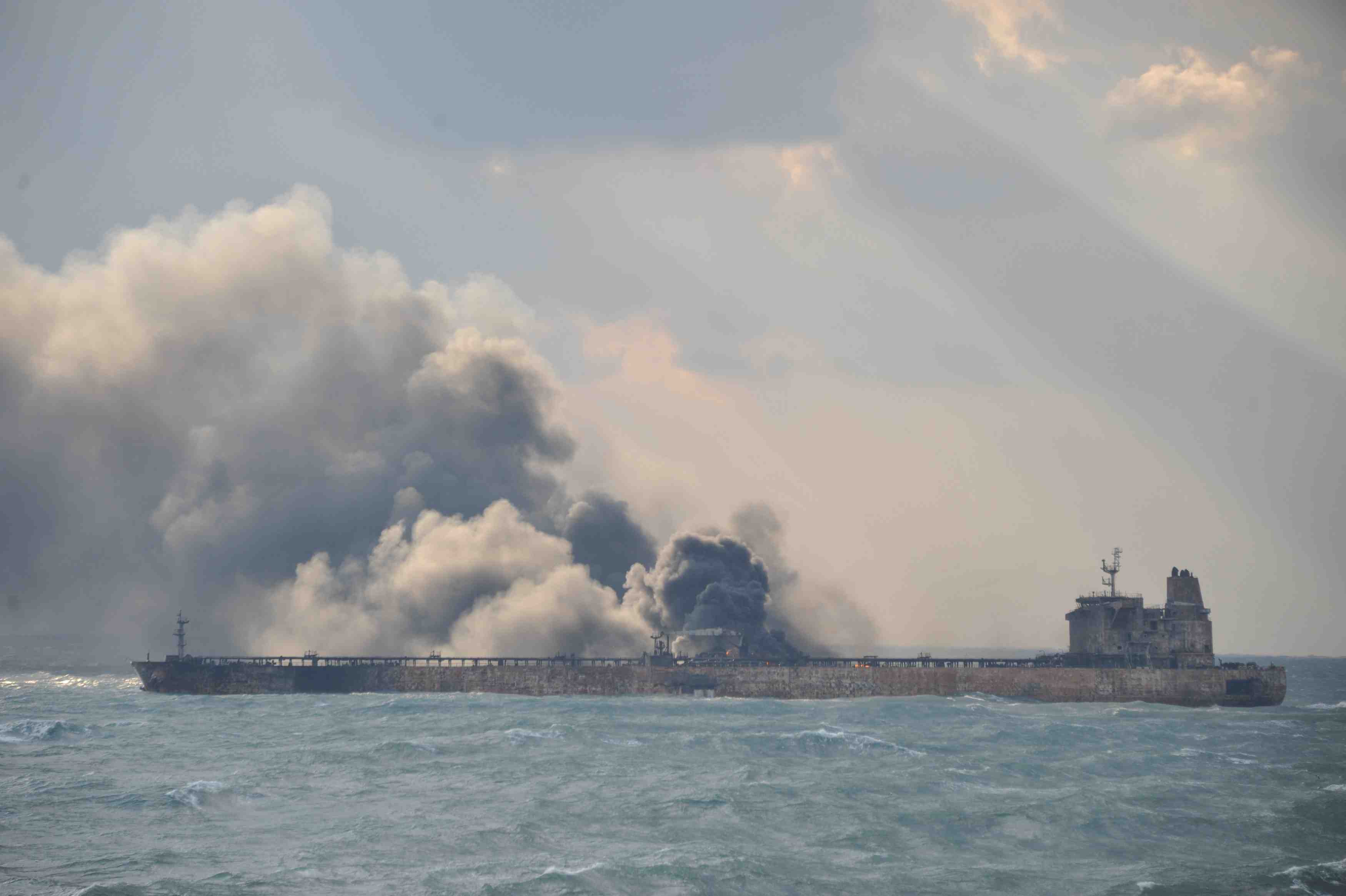 Le petrolier en feu au large de la chine risque d'exploser