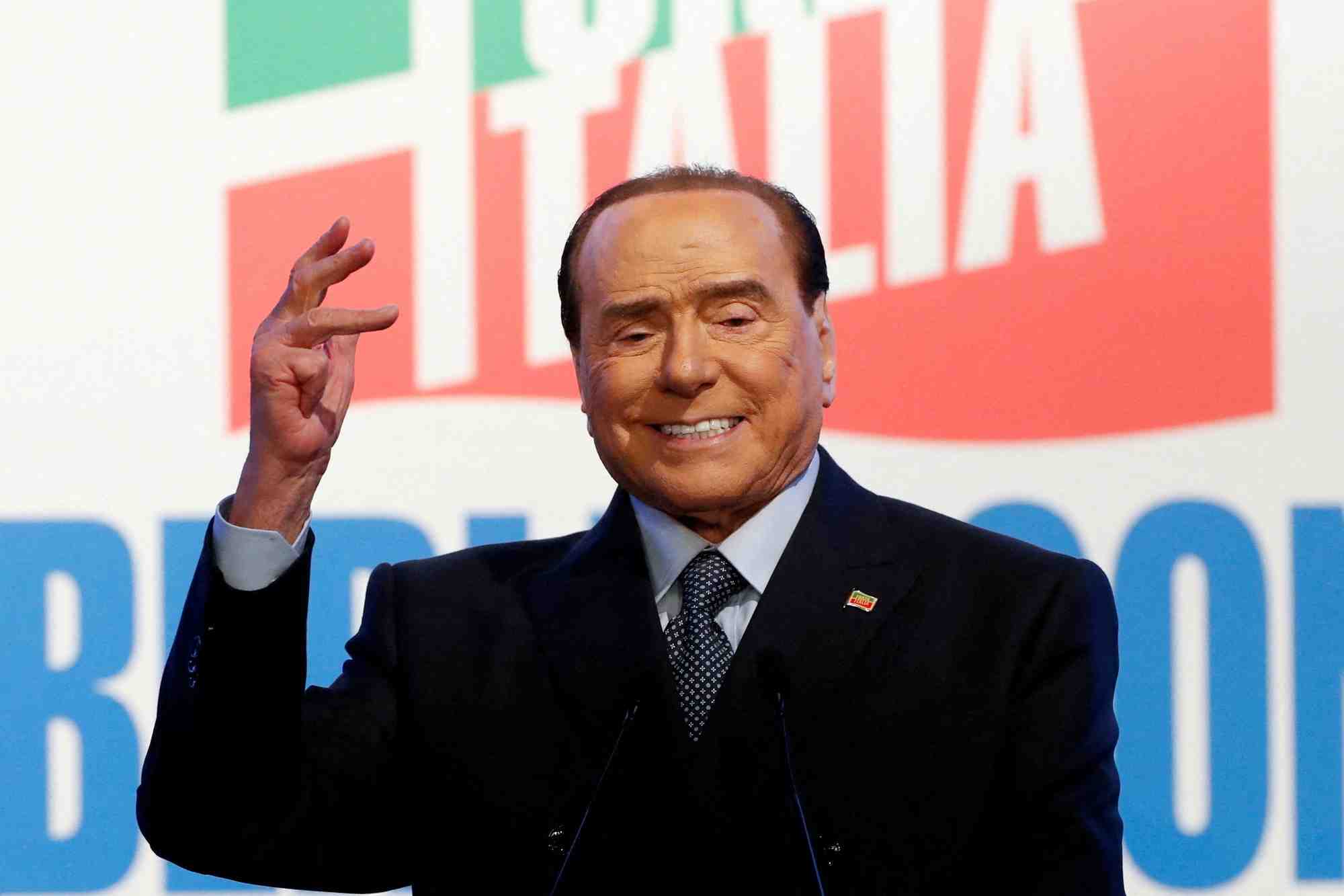 Silvio berlusconi lors d'un rassemblement a rome