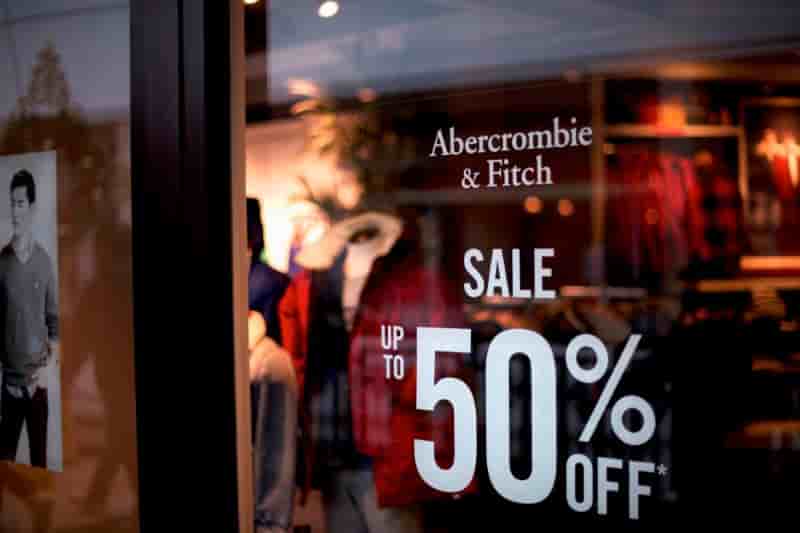 Une enseigne abercrombie & fitch affichant des soldes jusqu'a -50%, en pennsylvanie, etats-unis